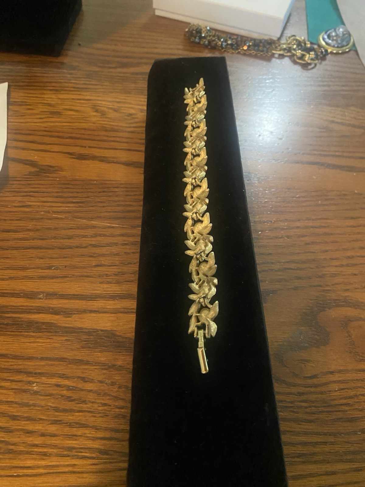 VTG Collectable AVON 1971 Evening Creation Gold tone Leaves W/Pearls bracelet