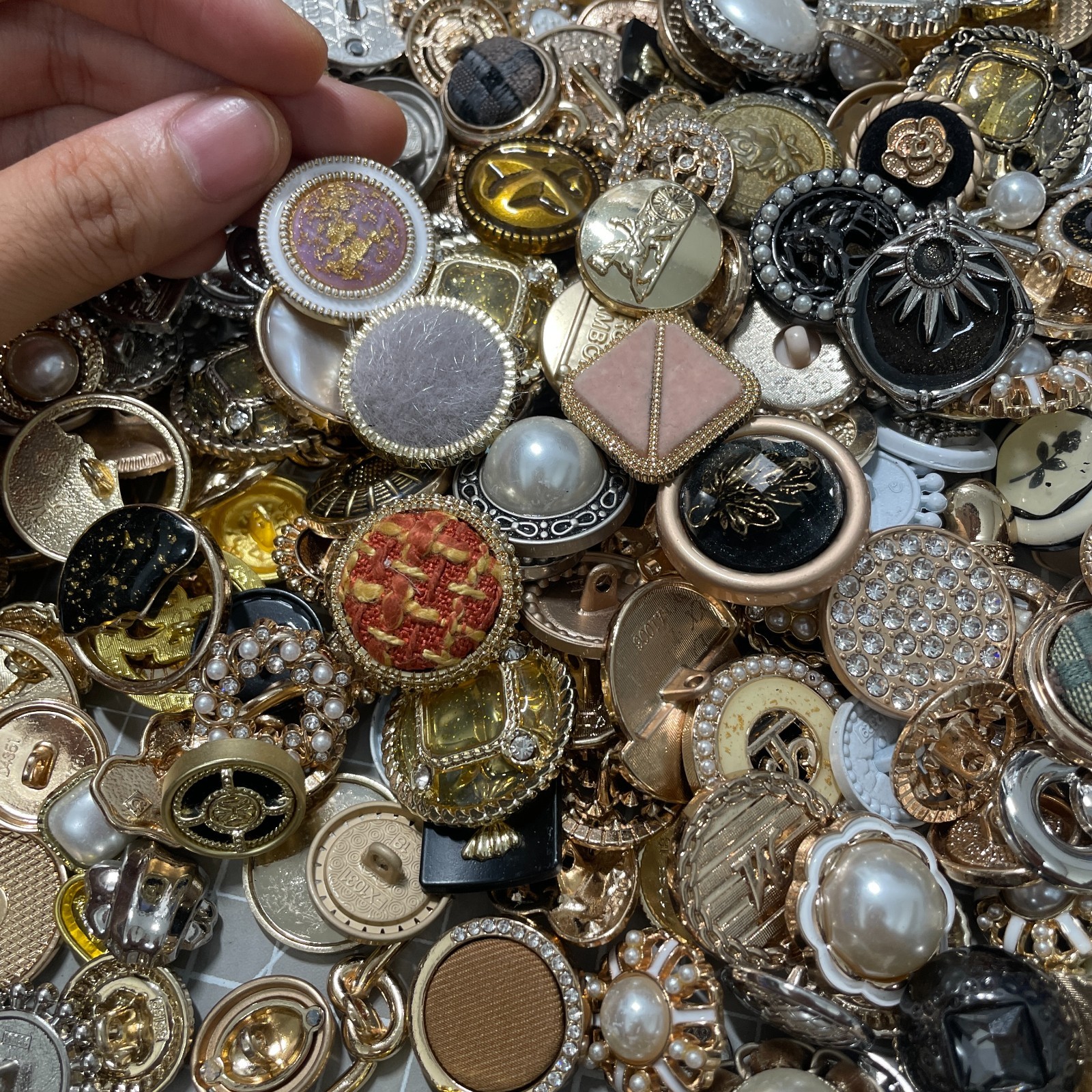 50pcs Vintage Look Buttons Lot 1cm to 2.5cm Mixed Sizes Colors Collectible Craft