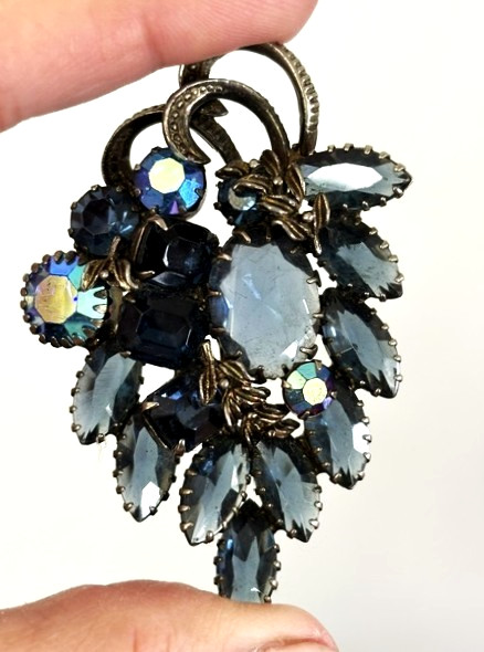 VTG Bronze Tn Prong Set NAVY AB Rhinestone GRAPE/FLOWER CLUSTER Pin Brooch 2.75″