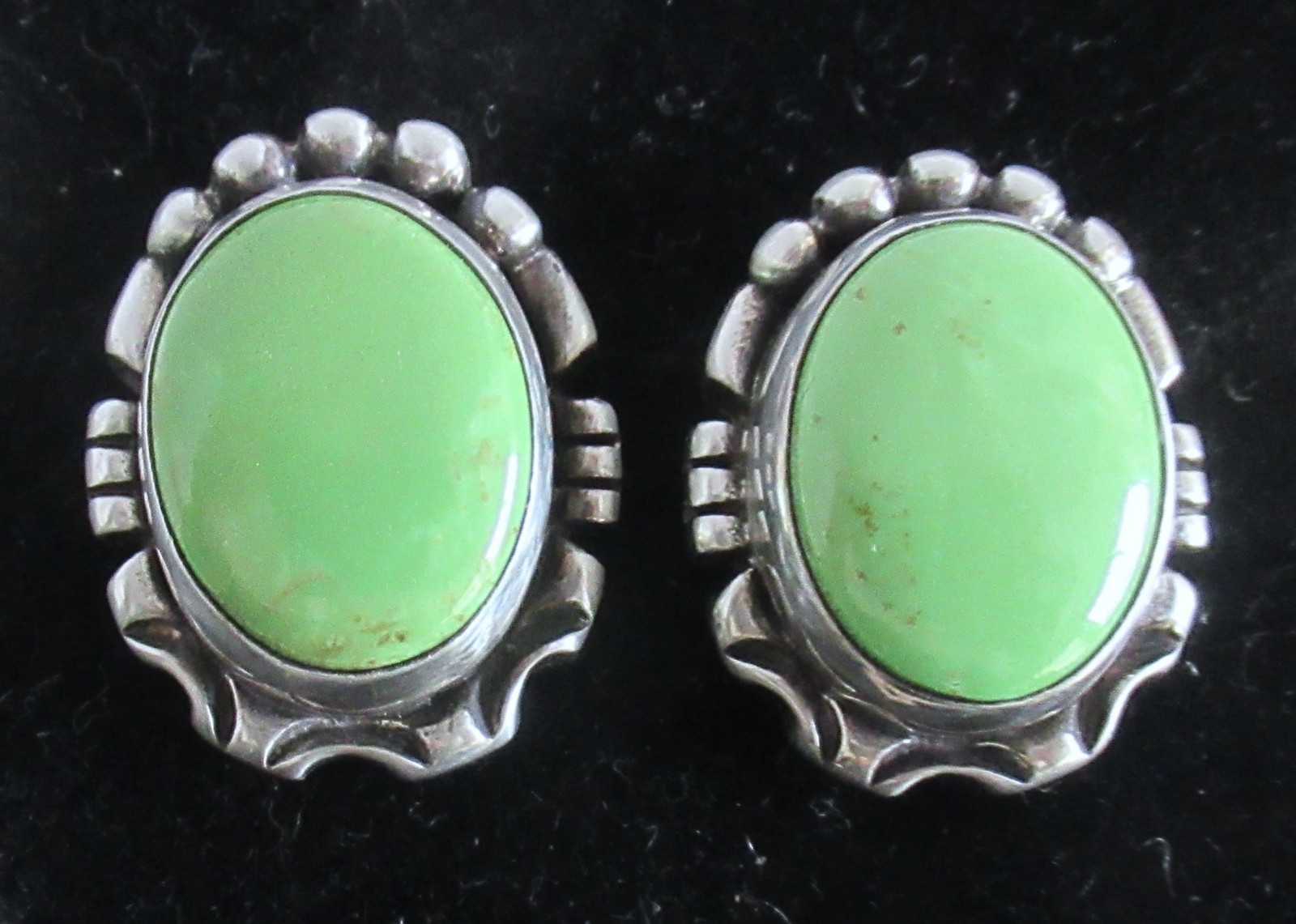 VINTAGE CAROL FELLEY STERLING STUD EARRINGS w LIME GREEN STONE, .91 INCH, 13 GRM