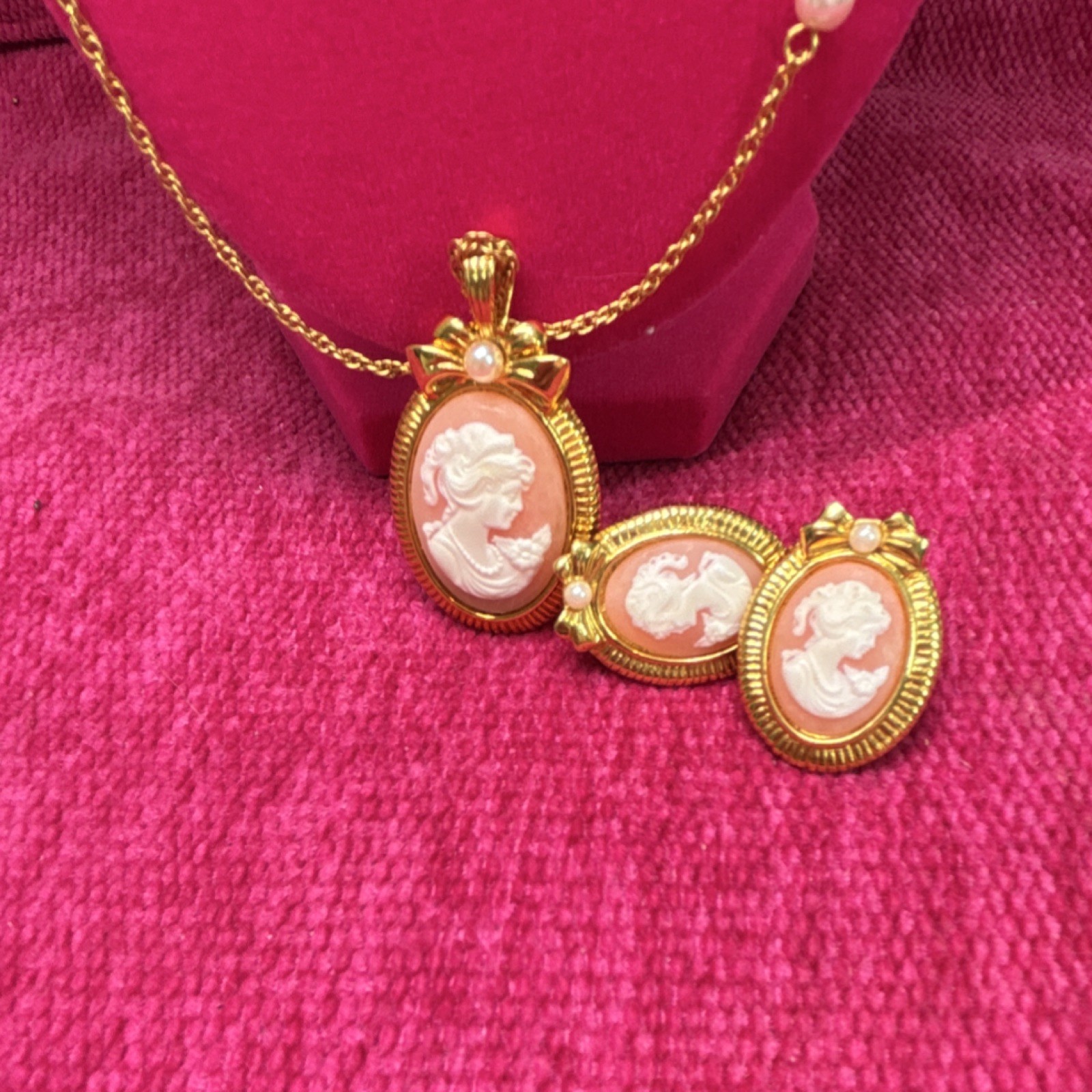 Vintage AVON Gold Tone Cameo Necklace & Earrings Set White & Pink Oval