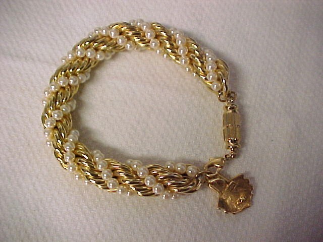 Richelieu White Faux Pearls Wrapped on Gold Tone Rolo Chain Bracelet 8.75″ VTG