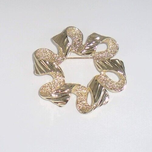 Vintage Sarah Coventry Gold Tone 2.5″ Textured Swirl Ribbon Brooch Pin