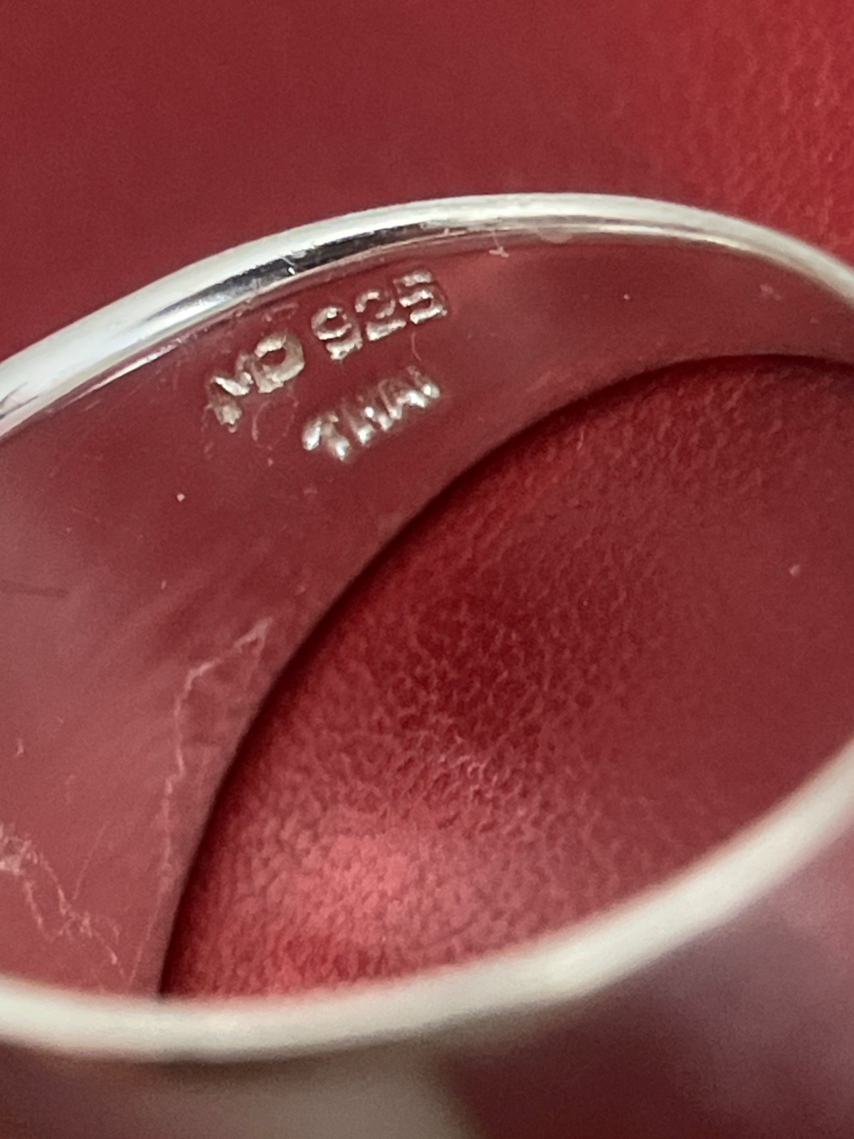 925 sterling silver ring featuring a mother of pearl shell inlay