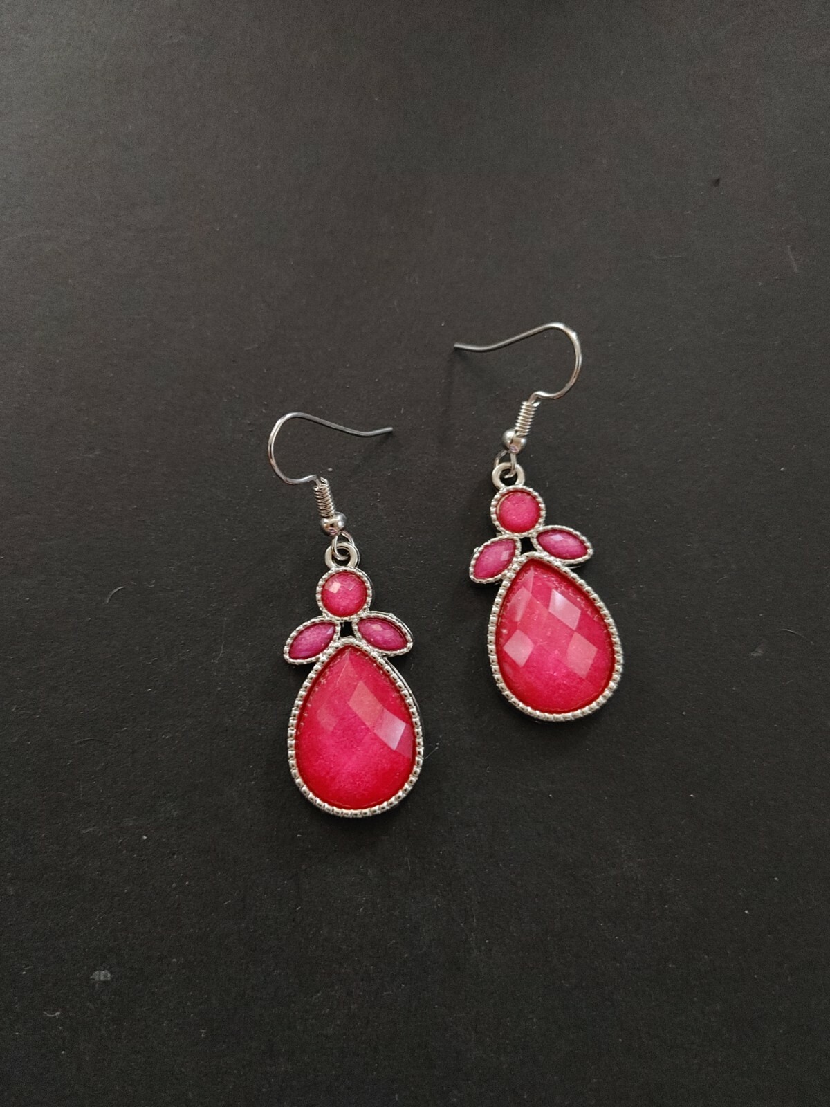 Vintage earrings hot pink faceted acrylic rhinestone silver tone metal