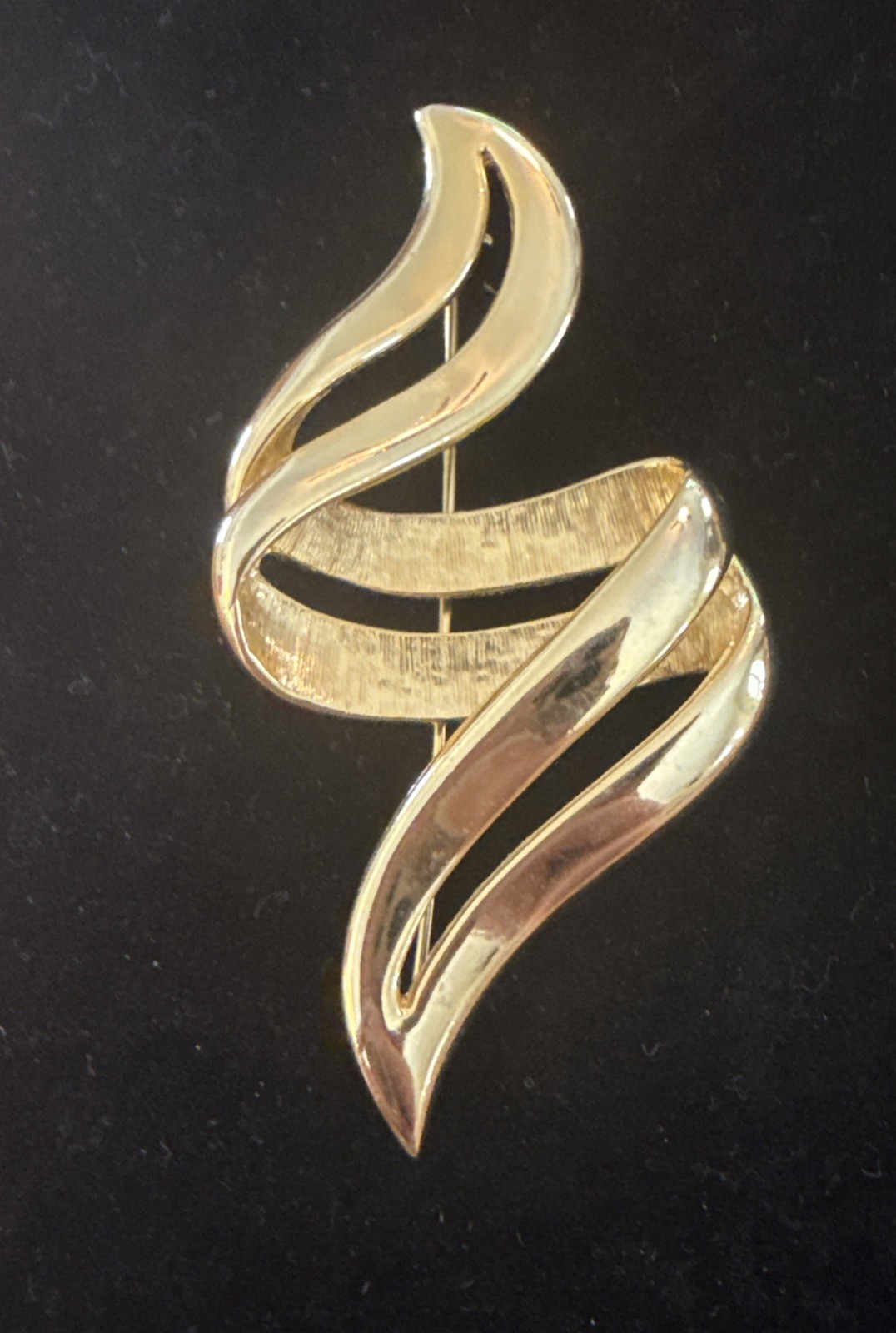 Vintage 1980’s Gold Tone Double Swirl Ribbon Brooch Pin 3” Statement Modernist