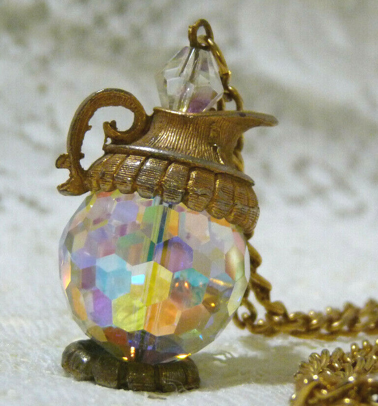 Lovely Vintage Gold Tone Crystal Water Jar Pendant/Necklace MM39