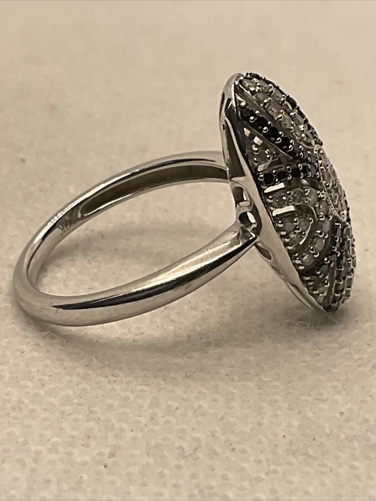 VINTAGE Solid 10K White Gold Black & White Diamonds DOME Style Ladies Ring 4gr.