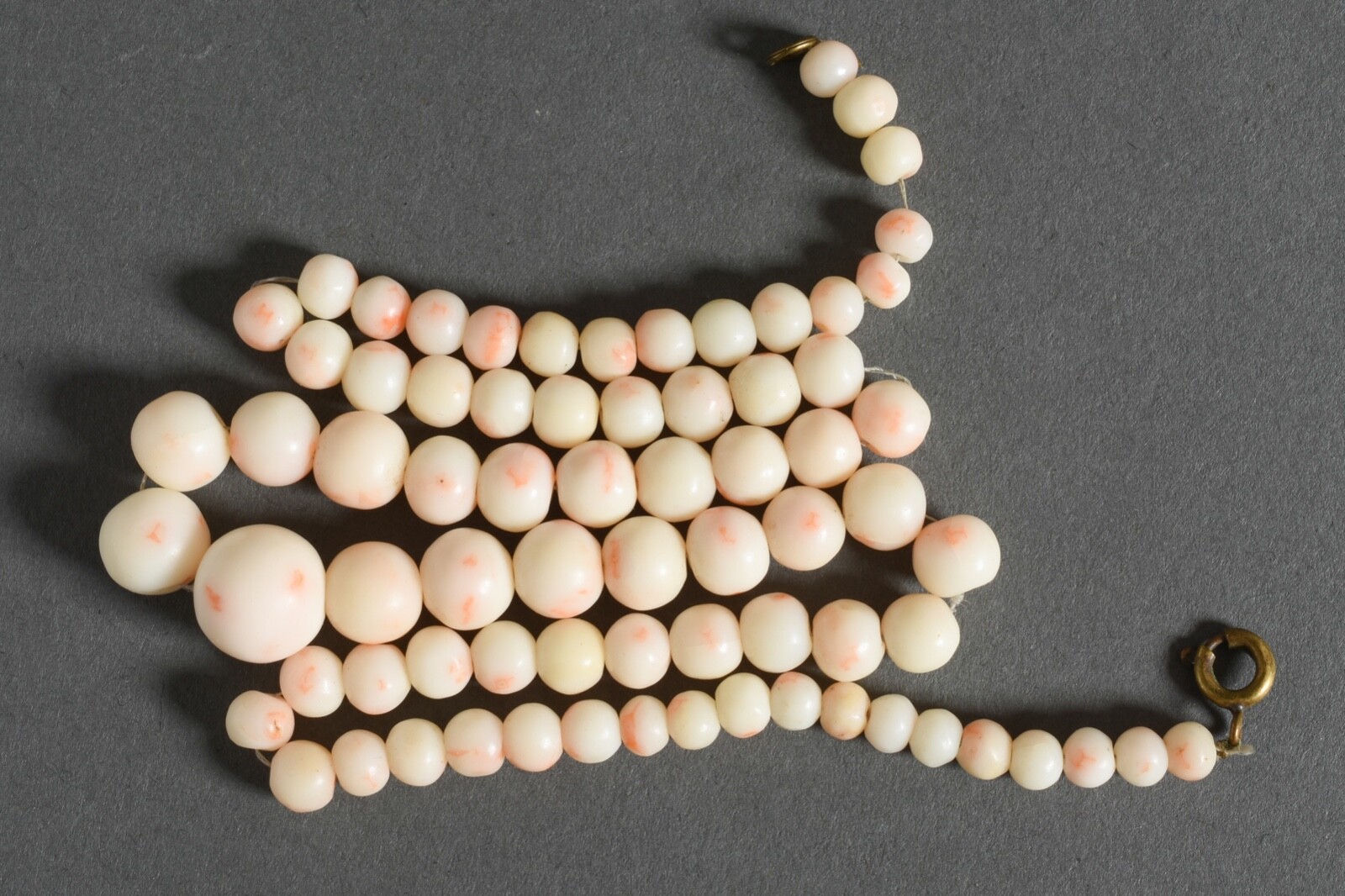 Vintage graduated Genuine Natural Angel skin Coral necklace !