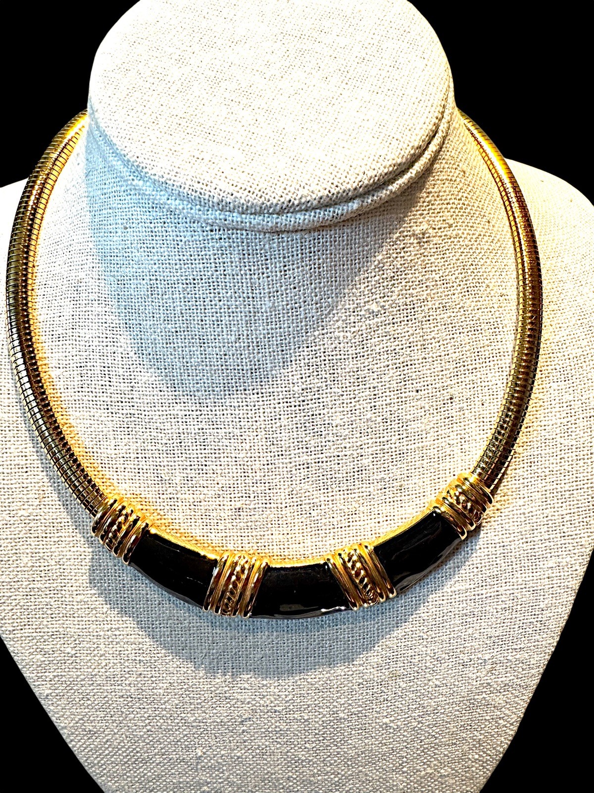 ELEGANT MONET GOLD-TONE FINISH CHAIN NECKLACE GLOSSY BLACK ENAMEL PENDANT