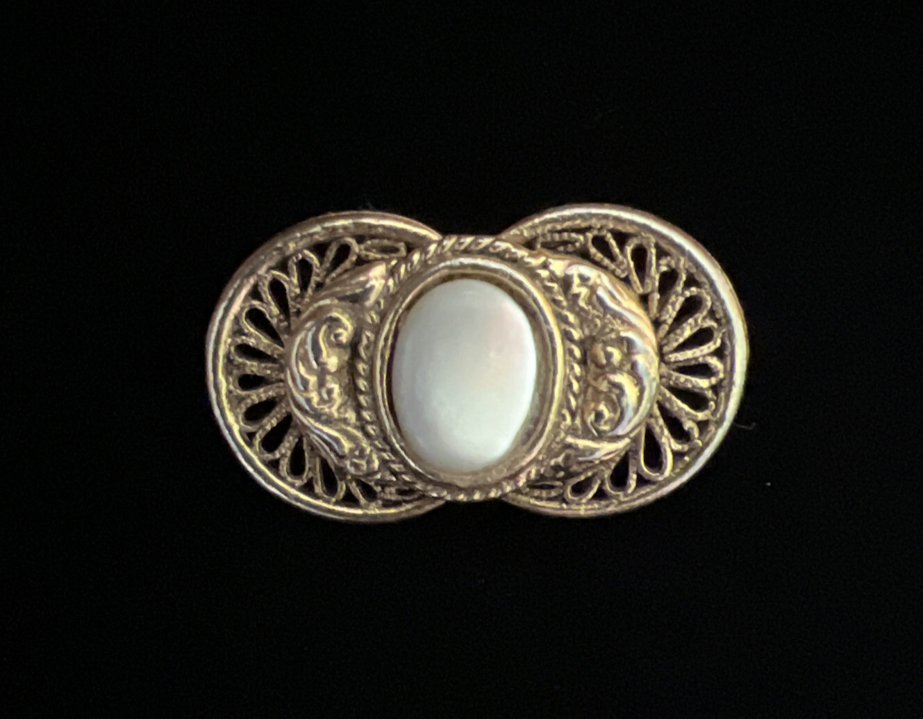 VINTAGE SIGNED TACOA GOLDTONE CENTER MOTHER OF PEARL BROOCH PIN 1” Diameter