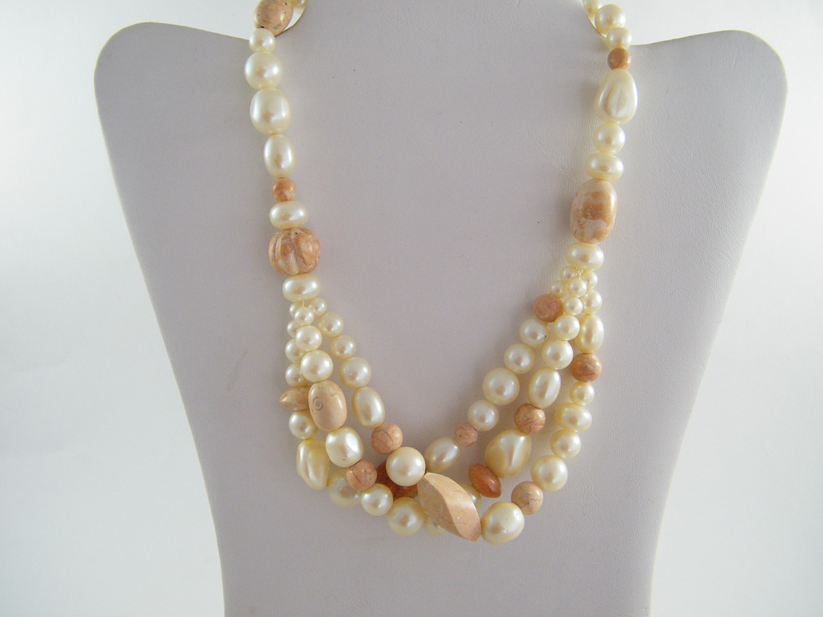 VINTAGE NEW RICHELIEU ~ 17 1/2″ NECKLACE FAUX PEARL & SALMON COLORED STONE BEADS