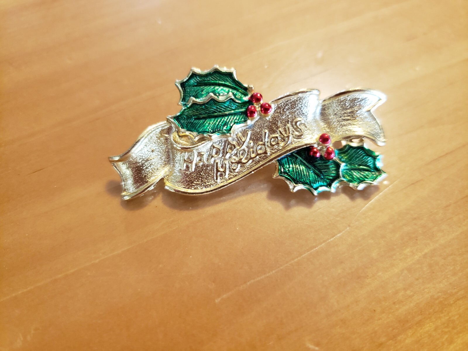 VINTAGE GERRYS CHRISTMAS GOLDPLATE BANNER HAPPY HOLIDAYS PIN BROOCH COLLECT-2.1″