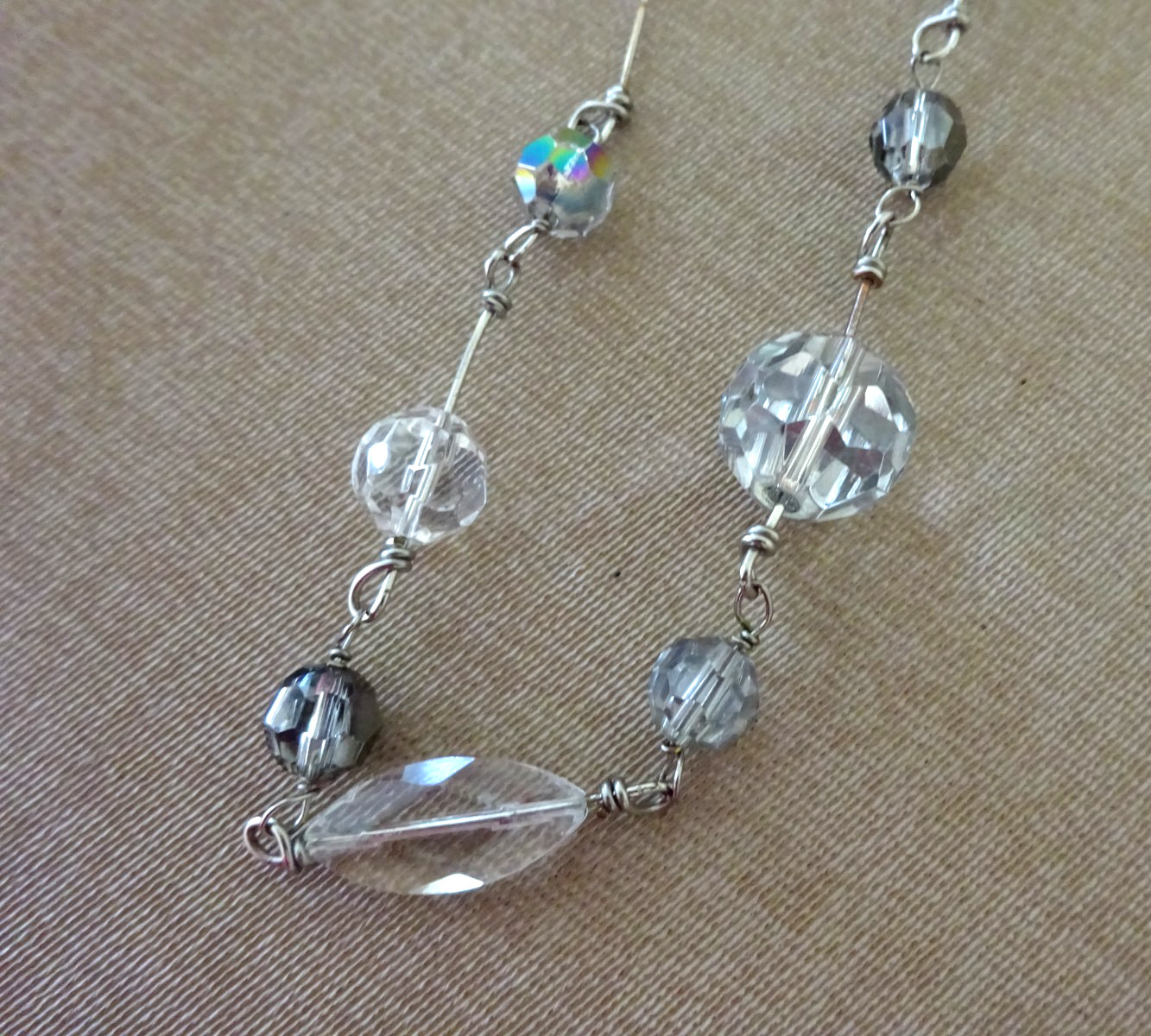 VINTAGE SILVER TONE & FACETED CUT ARORA BOREALIS CRYSTAL STATION NECKLACE 40″