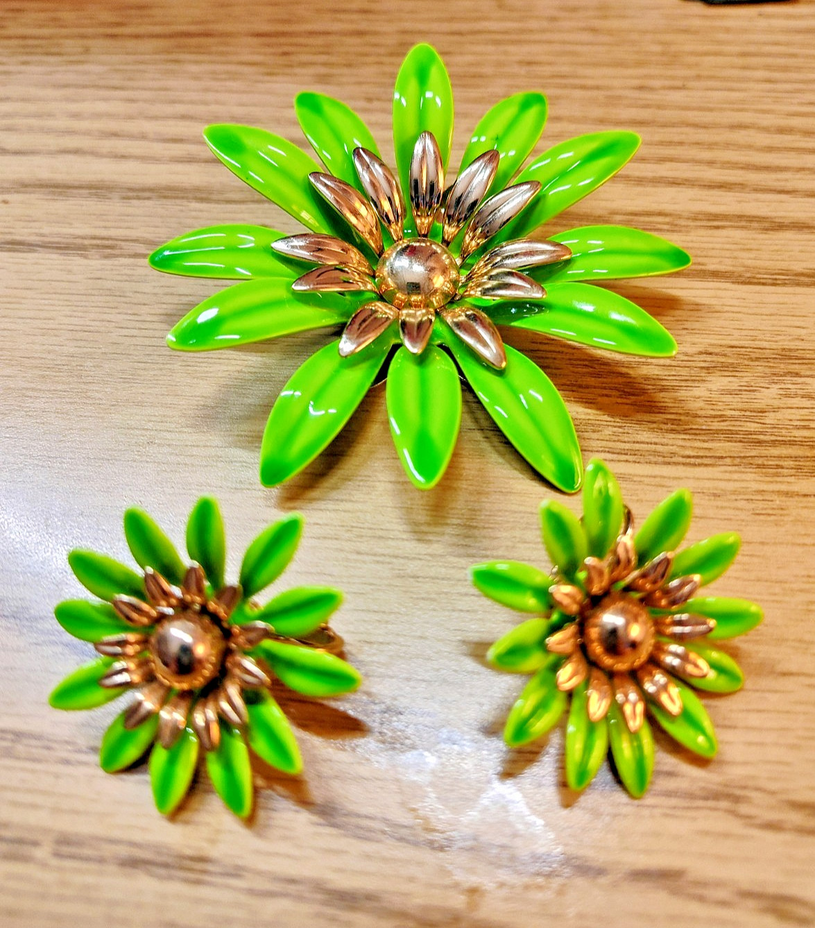 Vintage 3 1/4″ Sarah Coventry Lime Green Enamel Flower Pin Earrings Set