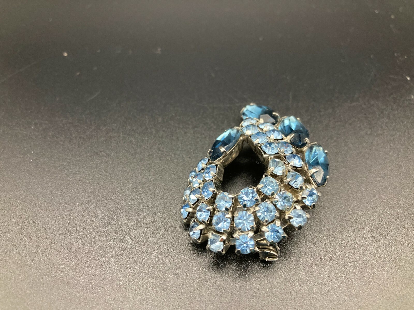 Vintage Aquamarine Crystal Art Deco Bejeweled Swirl Ribbon Teardrop Brooch Pin