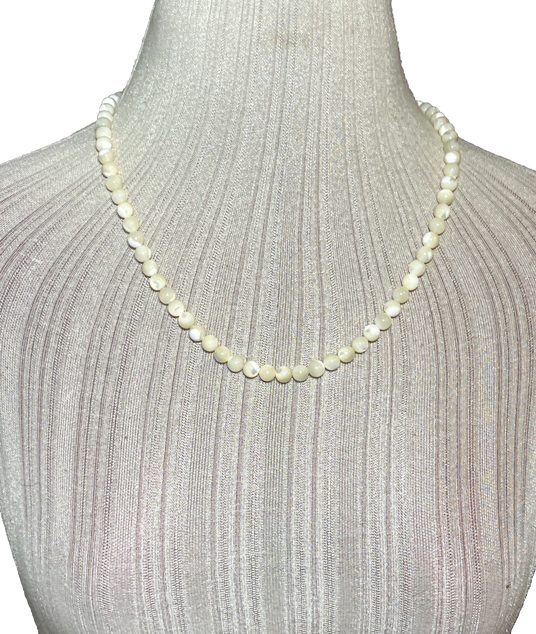 Vintage Mother of Pearl Round Bead Strand Necklace 22.5 In MOP Barrel OO1427