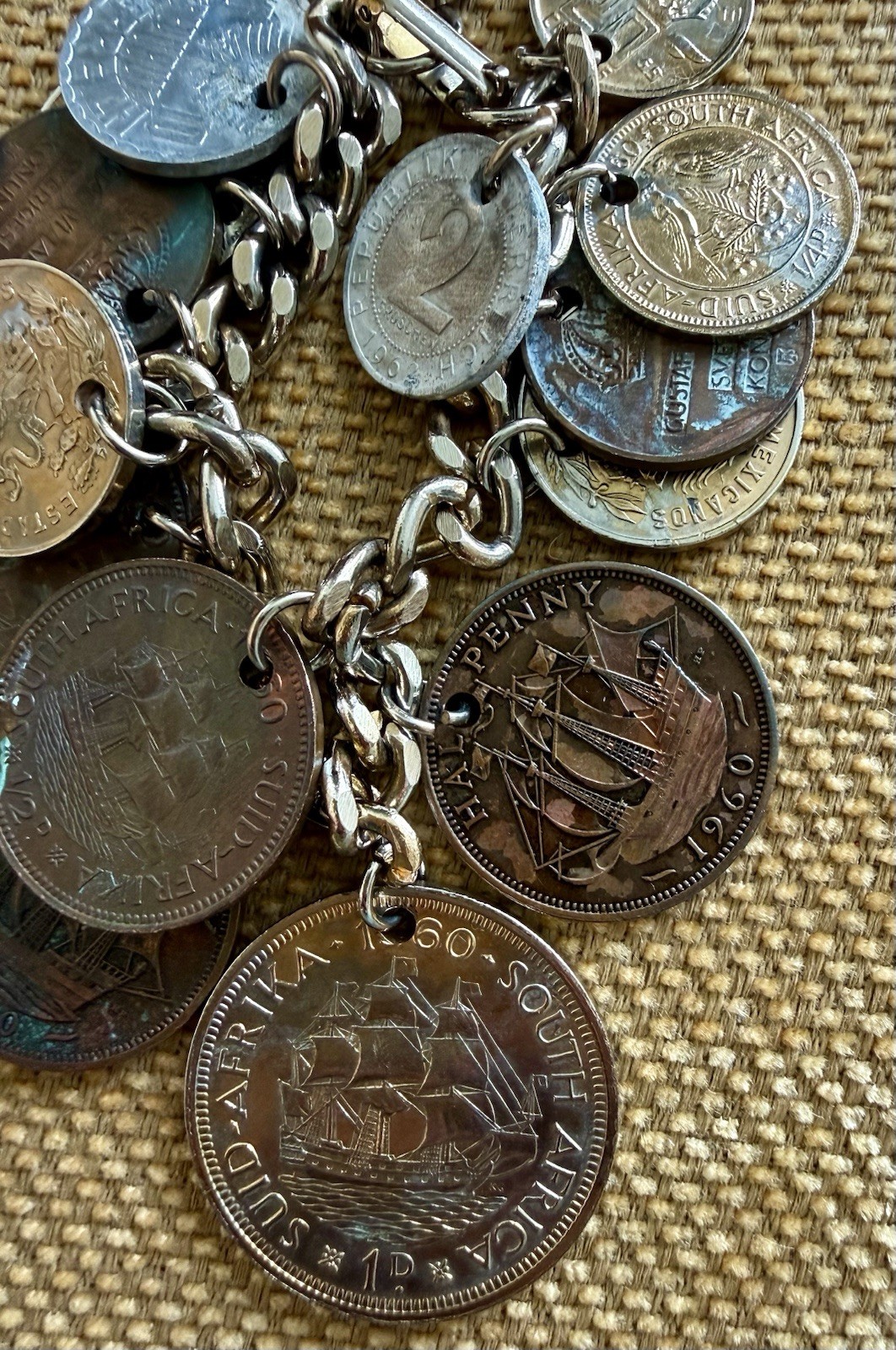 1 Vintage Foreign Coin Charm Bracelet With 15 Vintage Coins