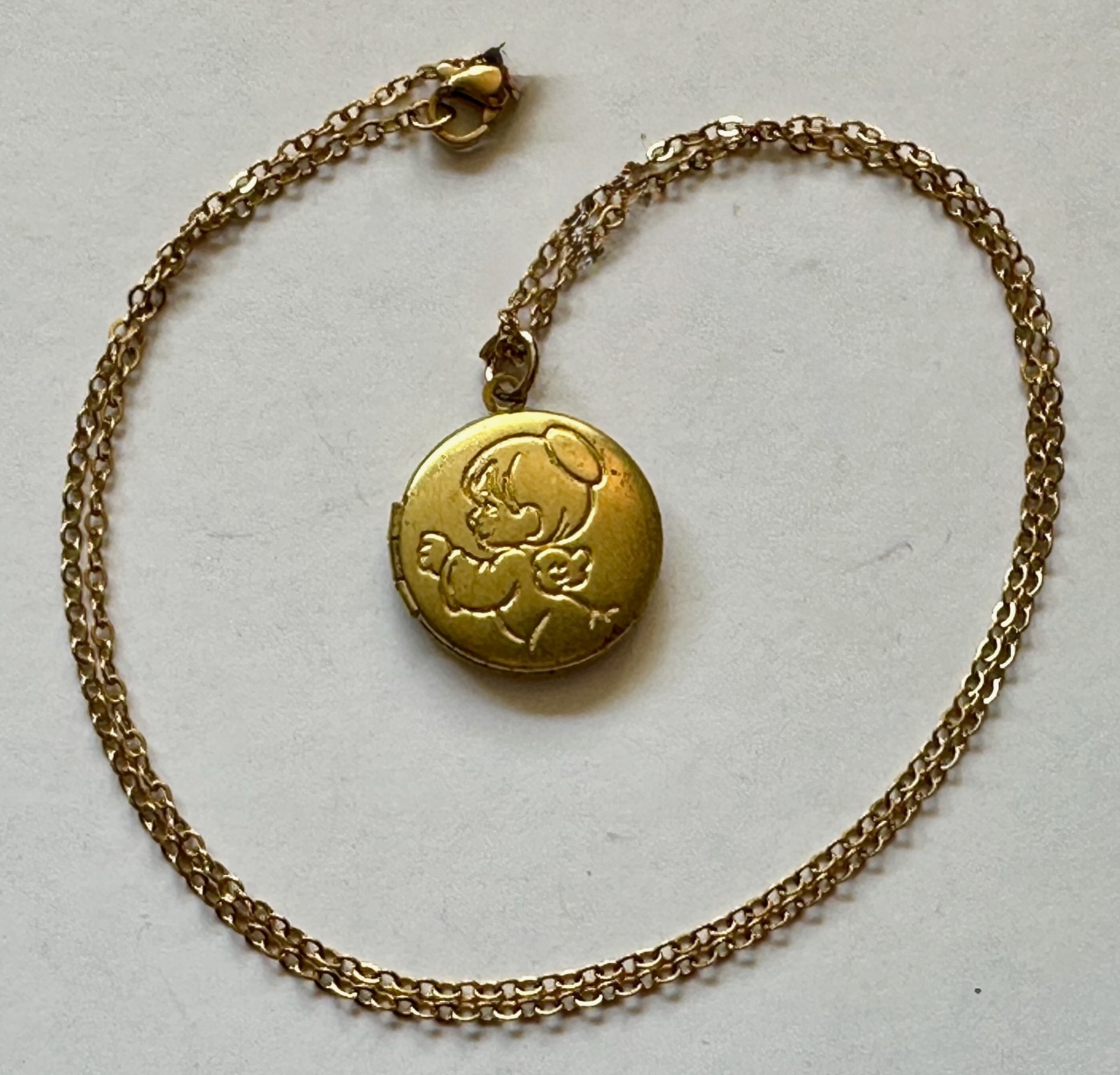 VINTAGE LOCKET ANGEL ROUND BRASS PENDANT 3/4 OF 1″ NECKLACE 18″ GOLD PLATED