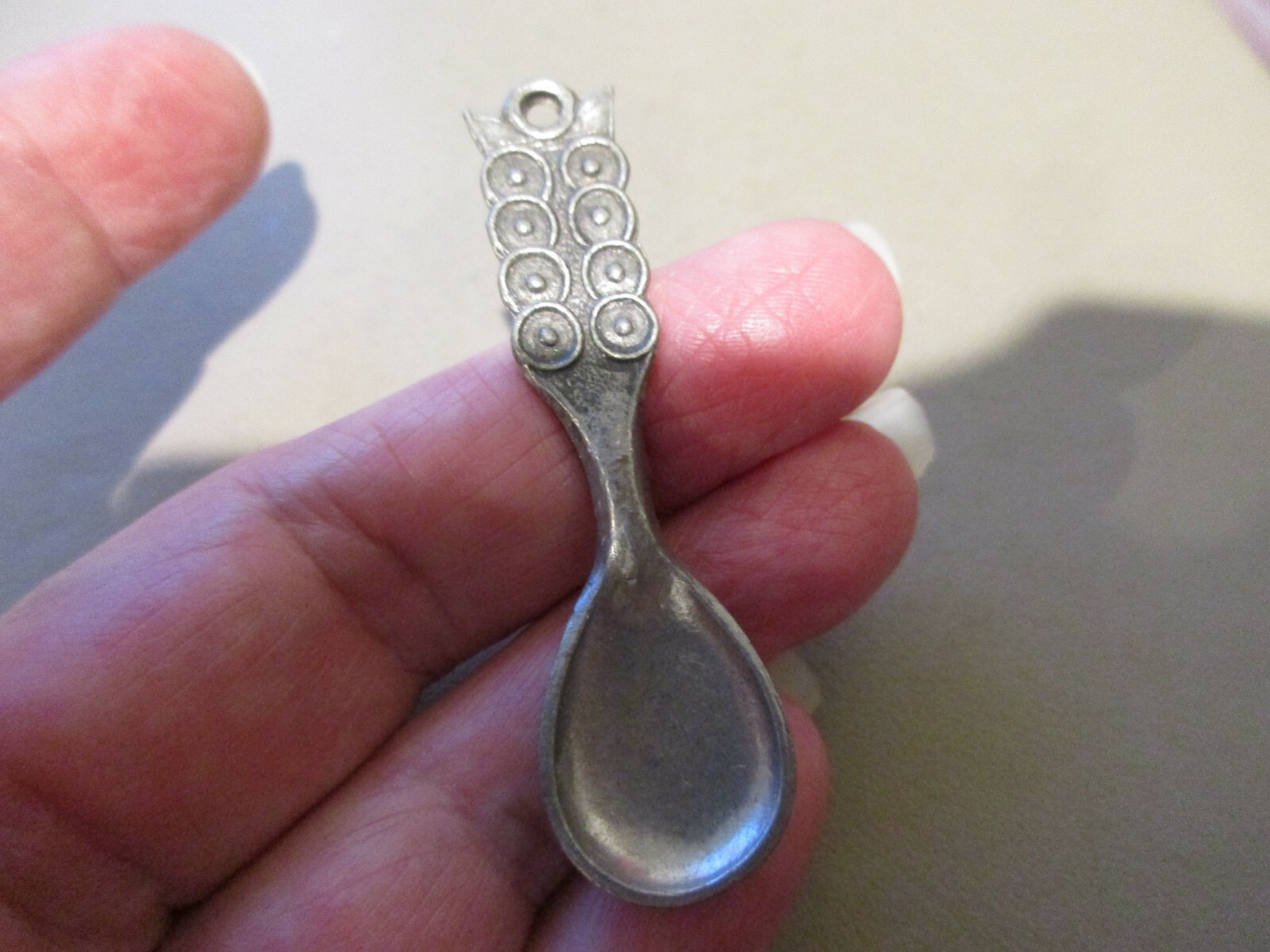 ANTIQUE VINTAGE NORDIC LOVING SPOON WHITE METAL PEWTER FOB CHARM PENDANT PRETTY