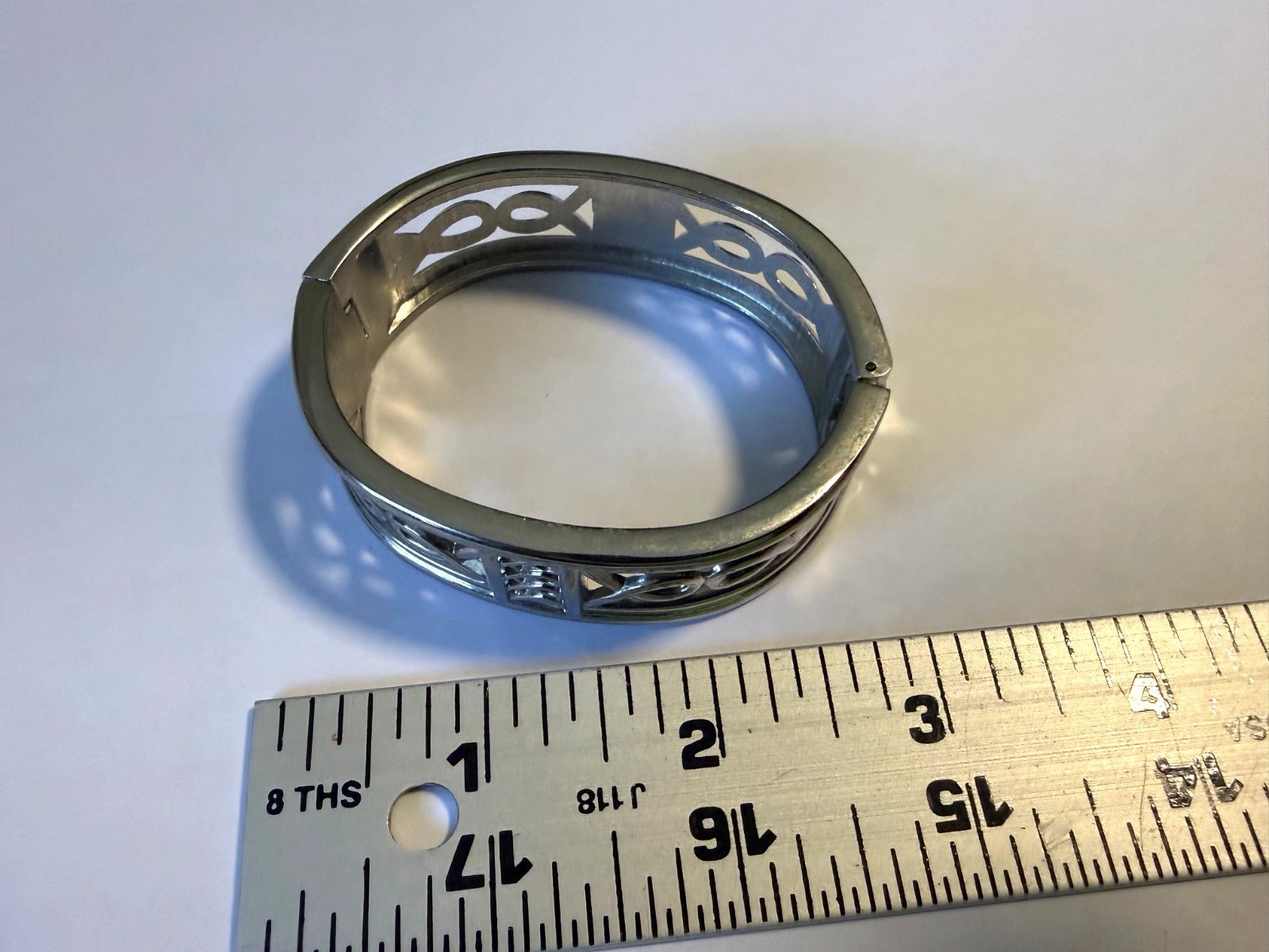 Vintage Beautiful Women’s Silver Tone Open Design Hinged Cuff Bracelet