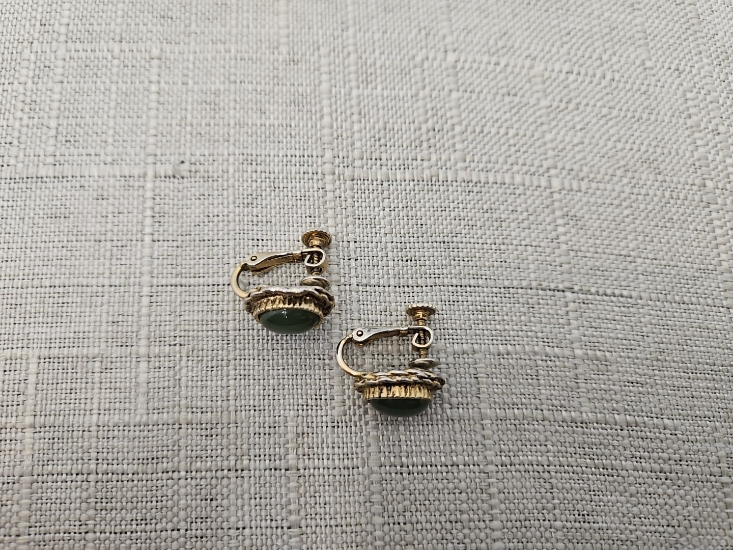 Vintage Dark Green And Gold Tone Scewback Earrings Dainty