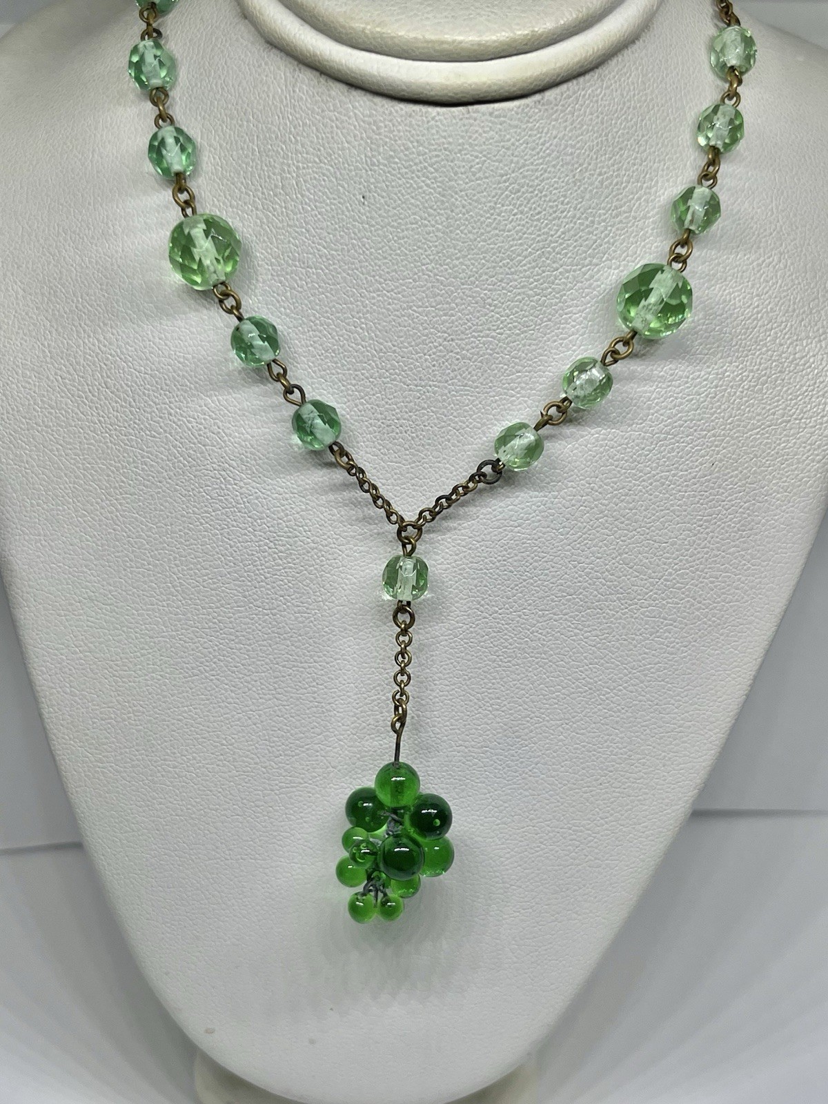 Vintage Green Art Glass Beads Goldtone Chain Cascading Grapes Pendant Necklace