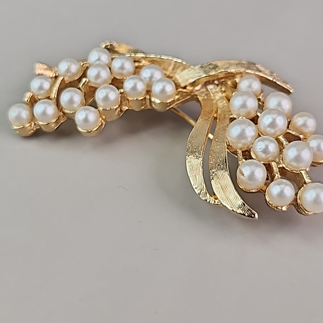 Vintage Arthur Pepper Brooch Imitation Pearls Brushed Gold Tone Ribbons Art 2″
