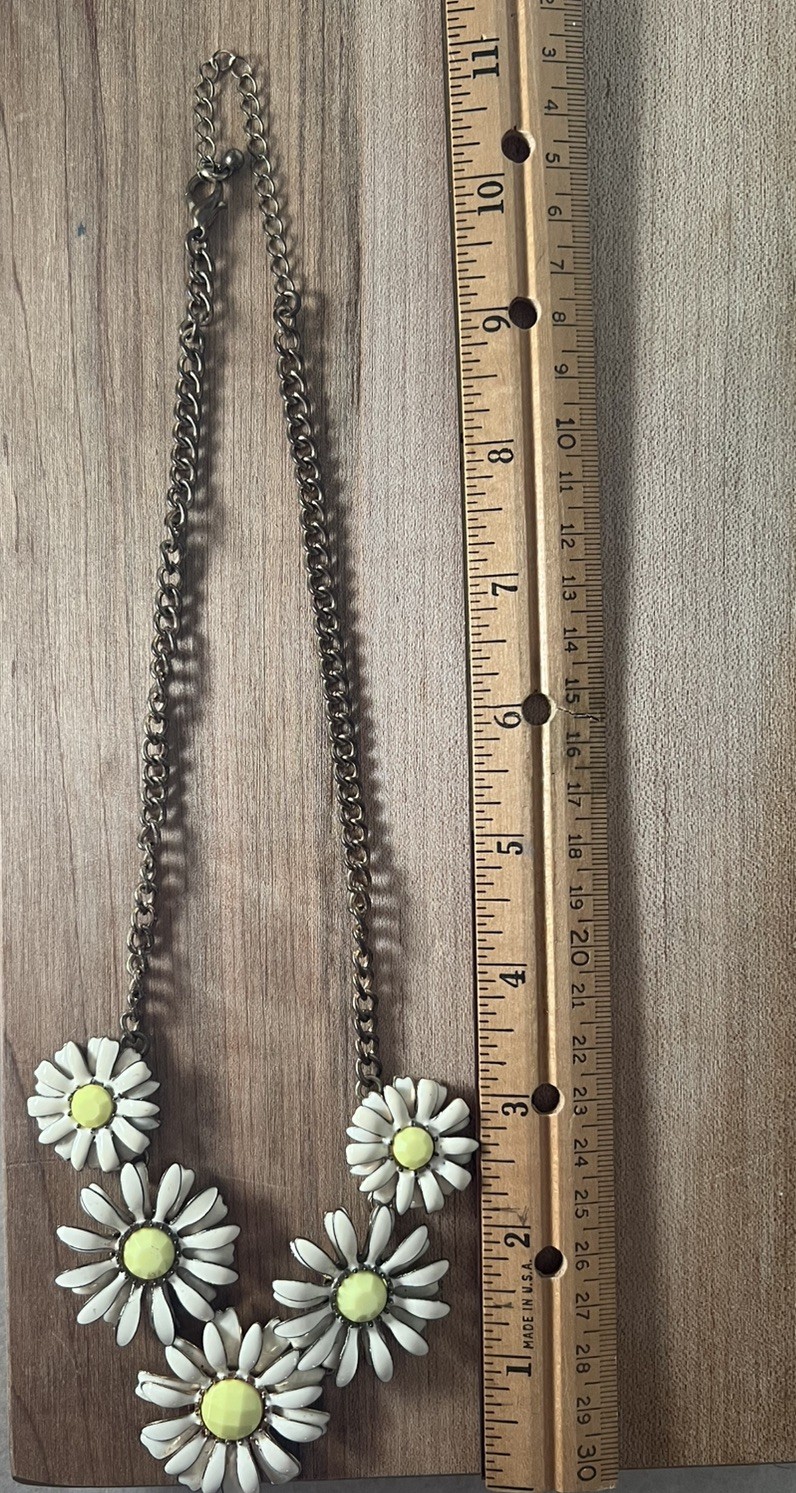 VTG Daisy Cluster Necklace l Cream & Yellow l Center Enamel l Gold Tone