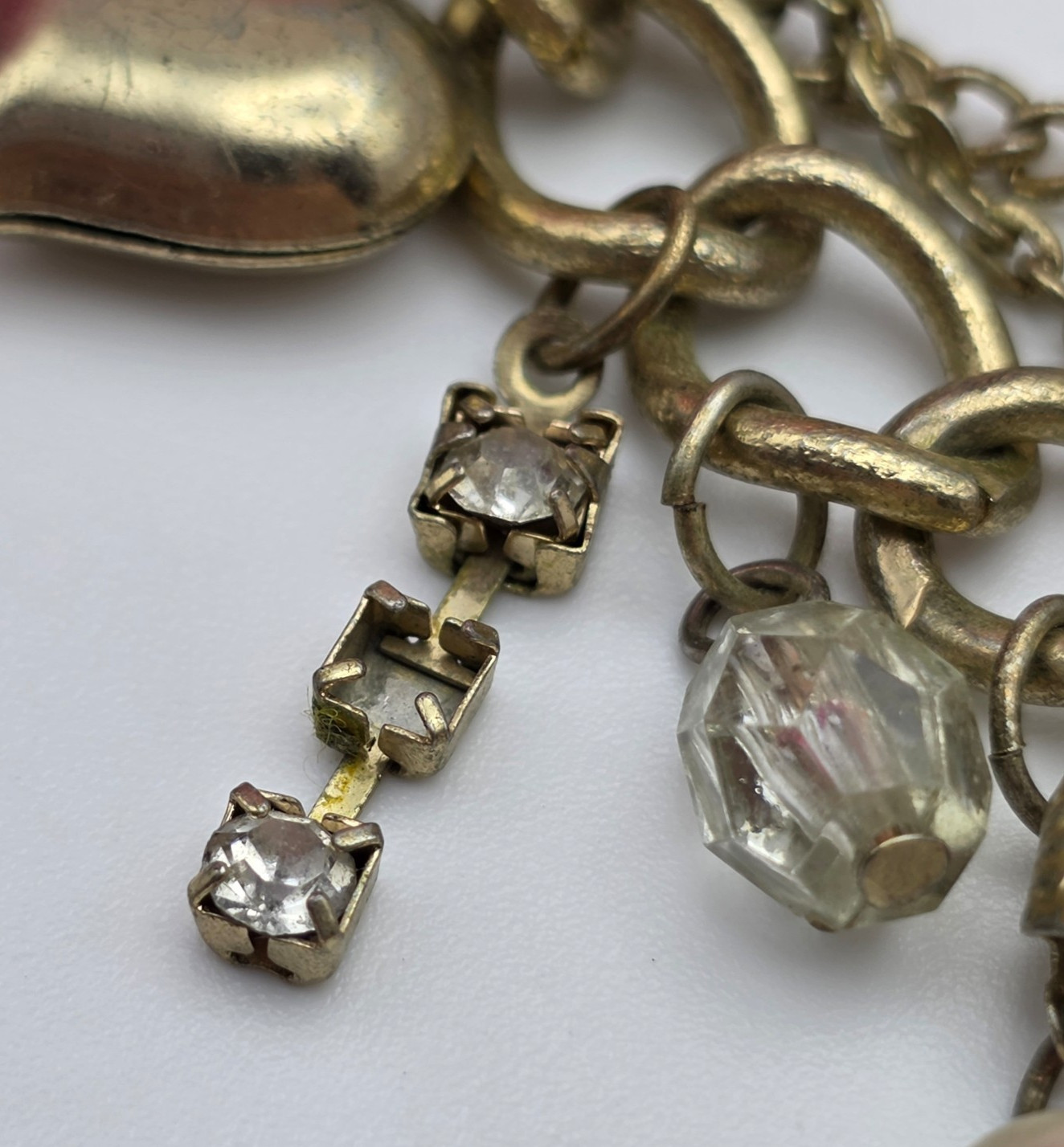 Vintage Betsey Johnson Faux Pearl Dangle Charm Stretch Bracelet 7 in Gold Tone