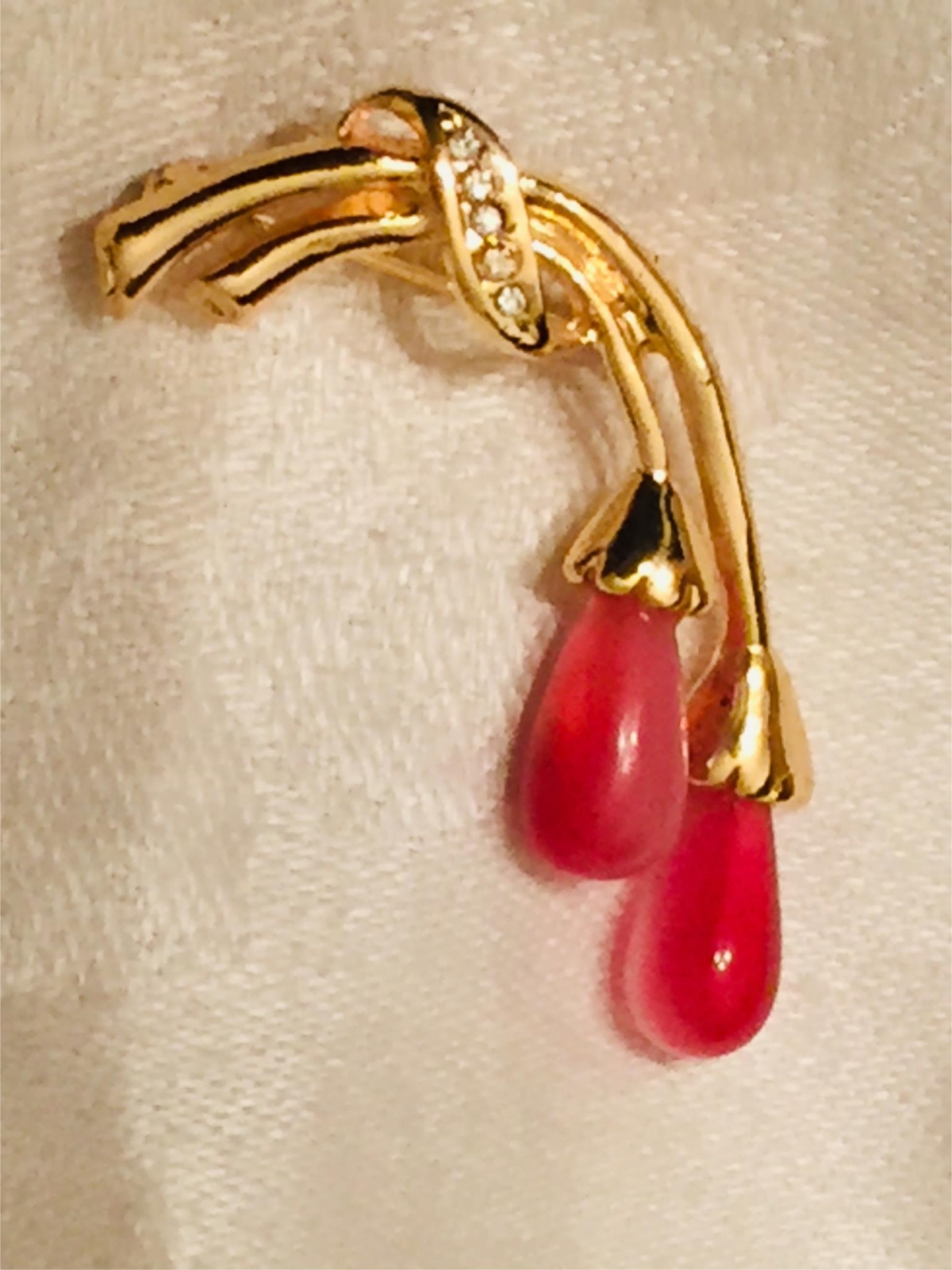 Fuchsia Red Bleeding Heart Flower Lucite Teardrops Brooch Pin 1980s