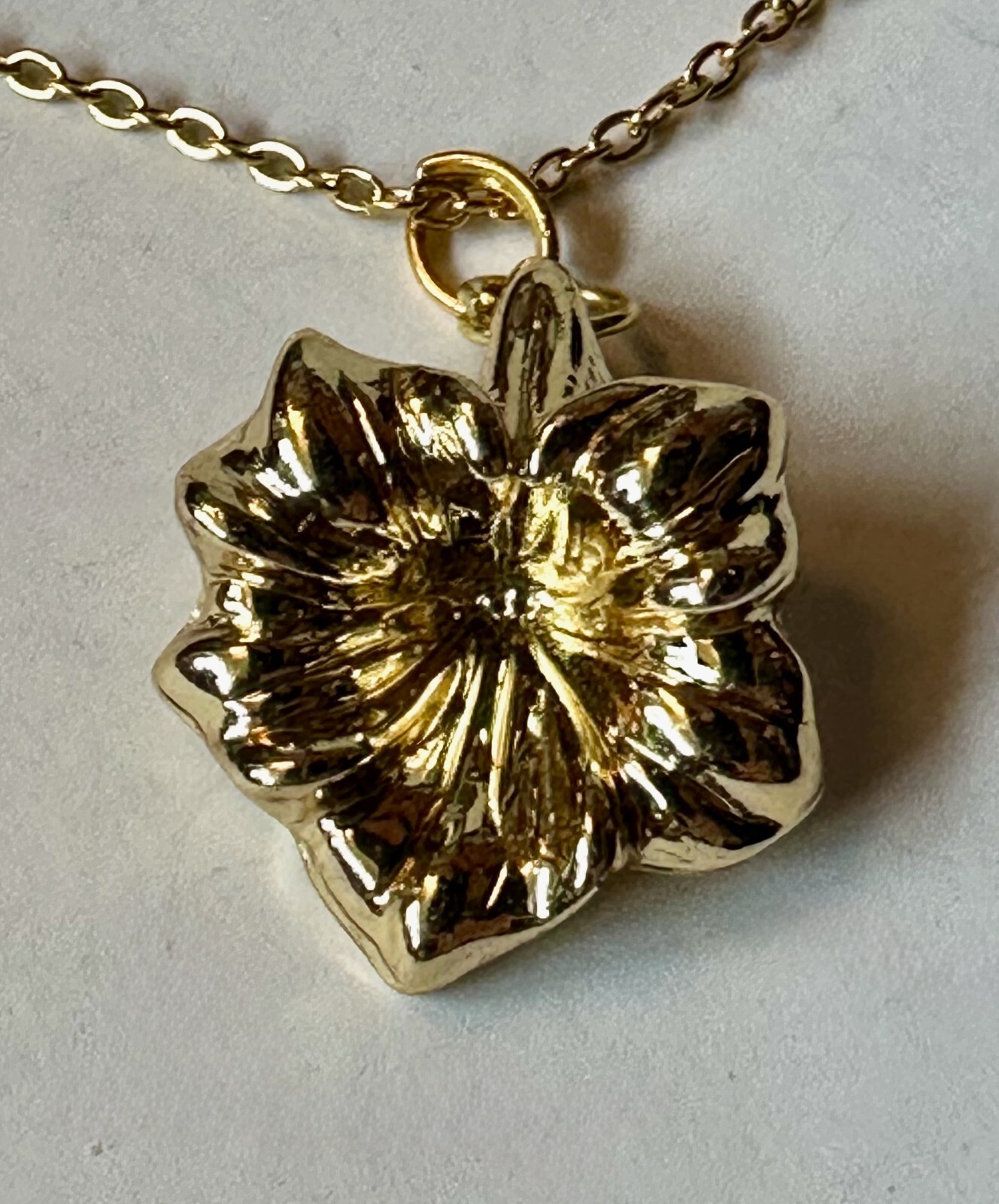 Vintage JEWELRY SET flower gold tone plastic charm 1″ necklace l8″ GP & EARRING