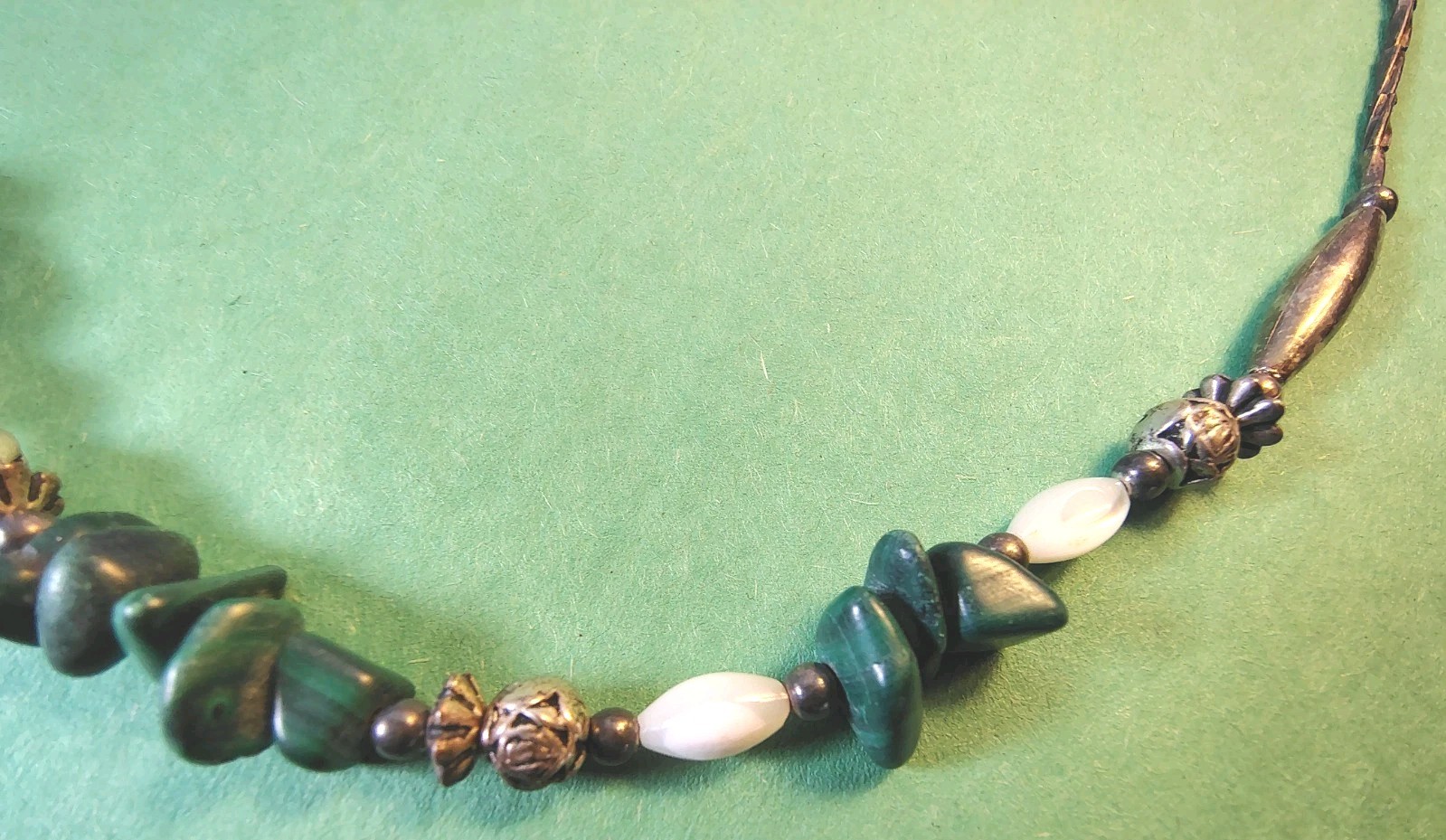 Vintage MALACHITE & MOTHER OF PEARL STONES Beaded Choker Necklace in Silver Tone