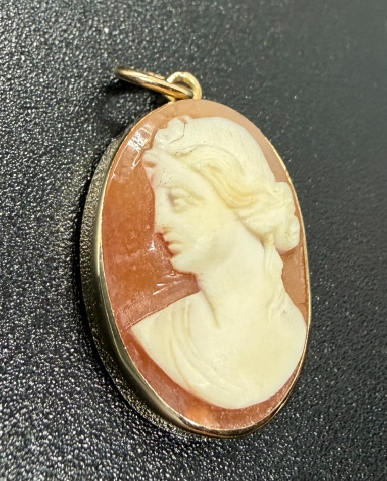 Vintage 14K Yellow Gold Cameo Pendant Shell Portrait Oval .75″ X .50″ 1.53grams.