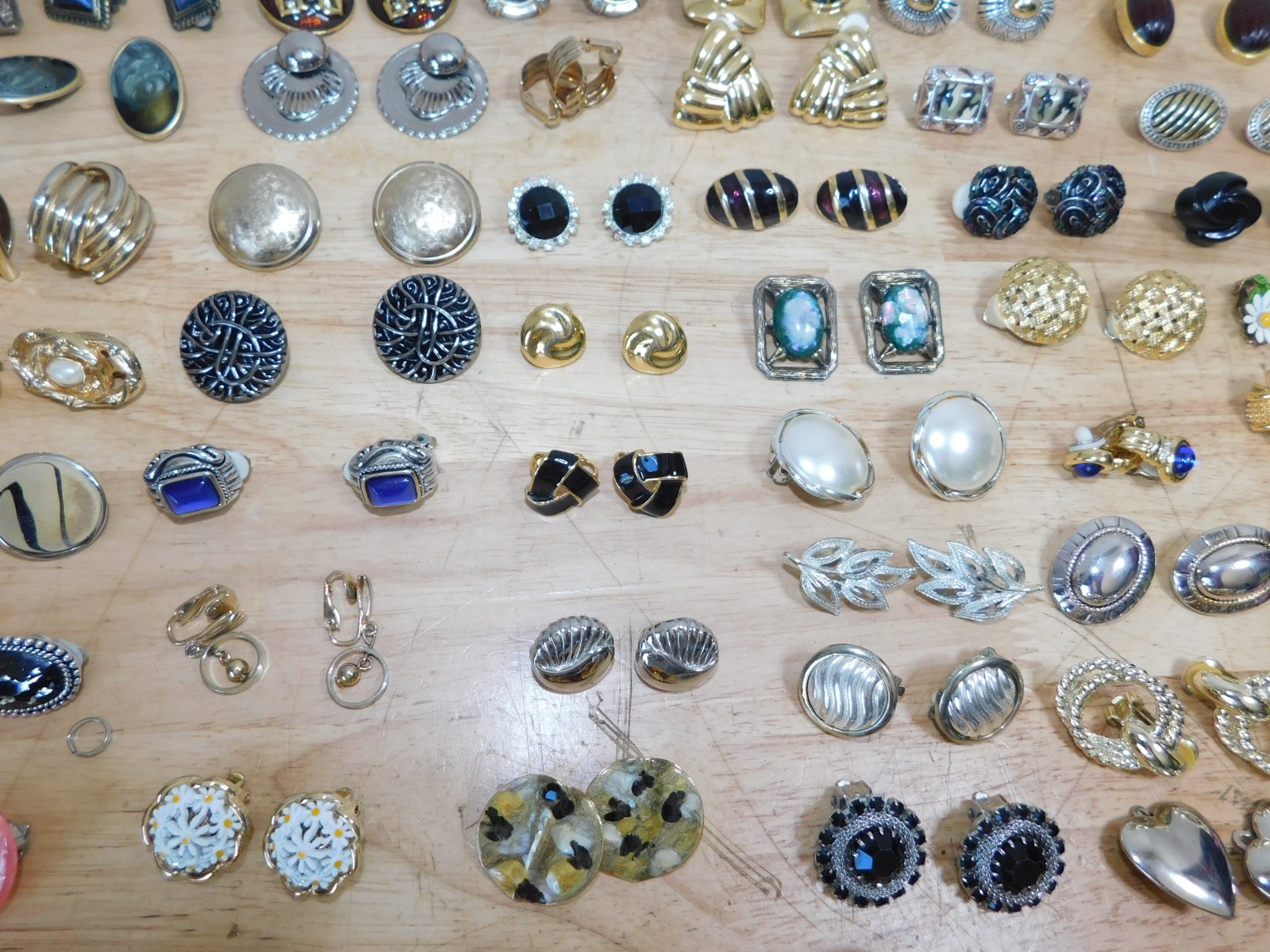 99 Pair Chunky Statement Clip Earrings 80’s Costume Gold Toned Enamel, 3/106