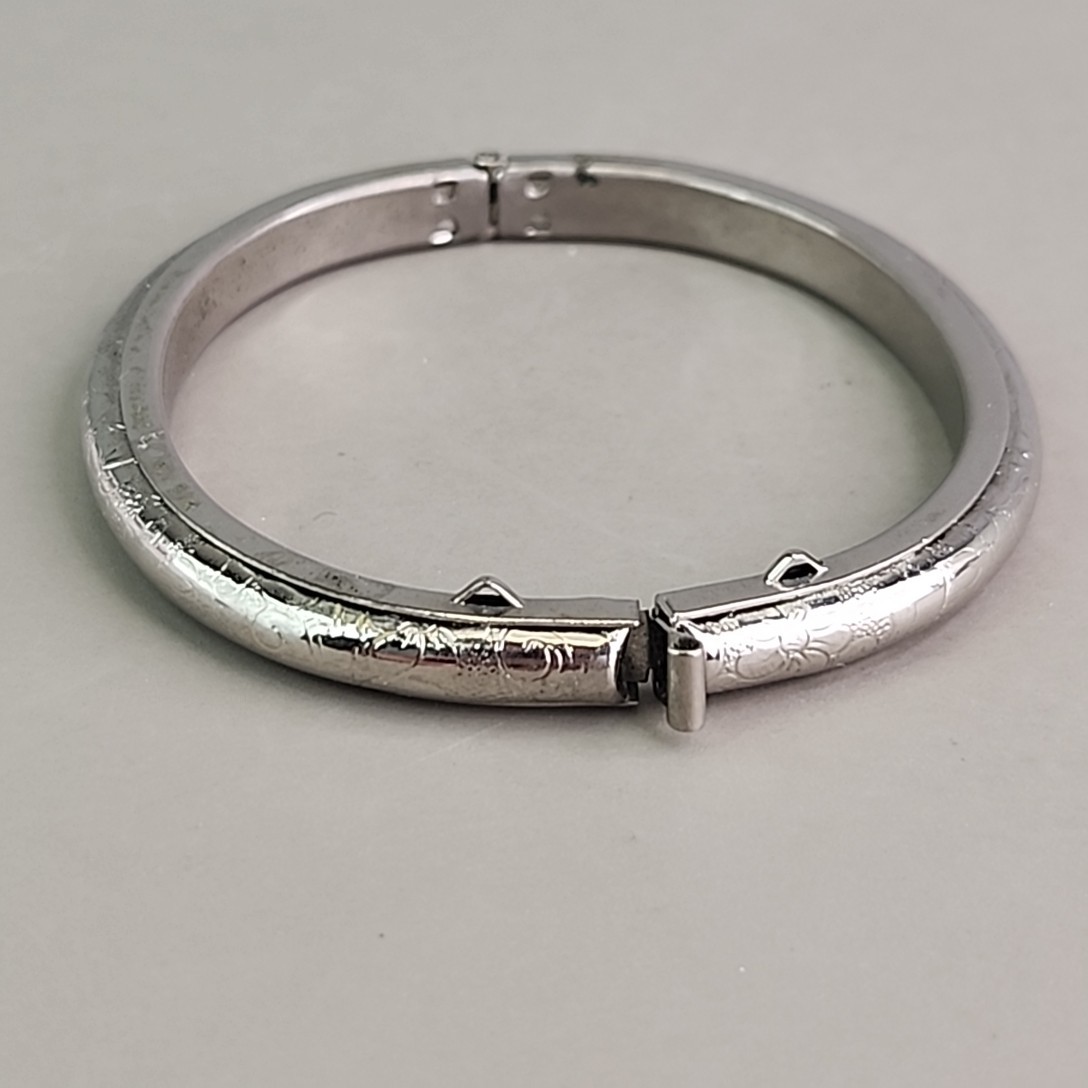 Vintage Etched Hinged Bangle Bracelet 5mm Silver Tone 6.25″