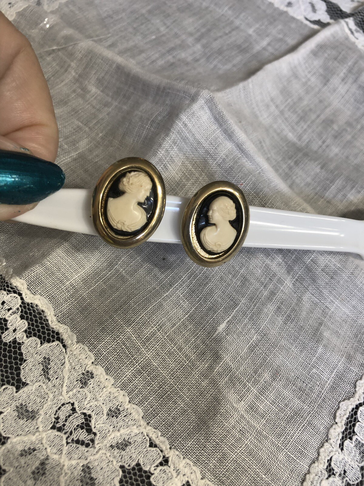 Vintage Sarah Coventry Cameo Gold Tone Clip on Earrings YT-58