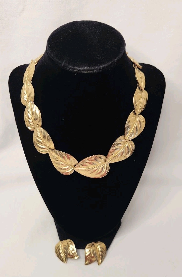 Vintage TRIFARI Gold Tone Jewelry Set Leaf Link Necklace with Earrings