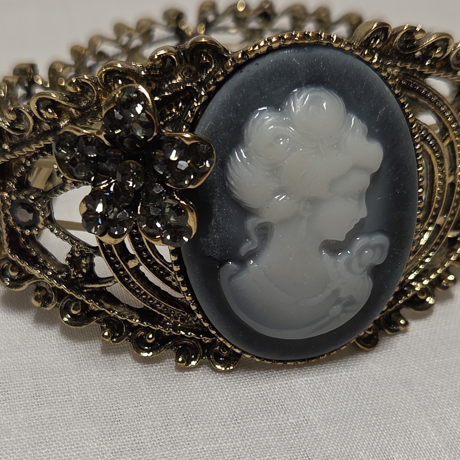 Victorian Style Gold Tone Cameo Bracelet Filigree Floral Accent Stretch Band