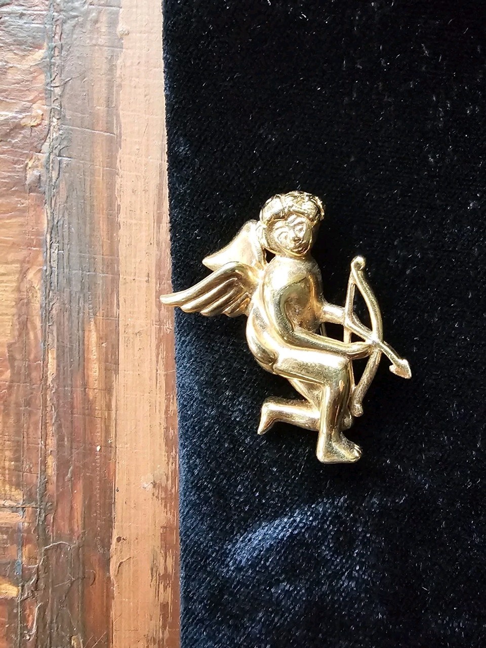 Krementz Cupid Brooch Gold Tone Cherub Wings Flying Dart Bow Signed Vtg 1.25″