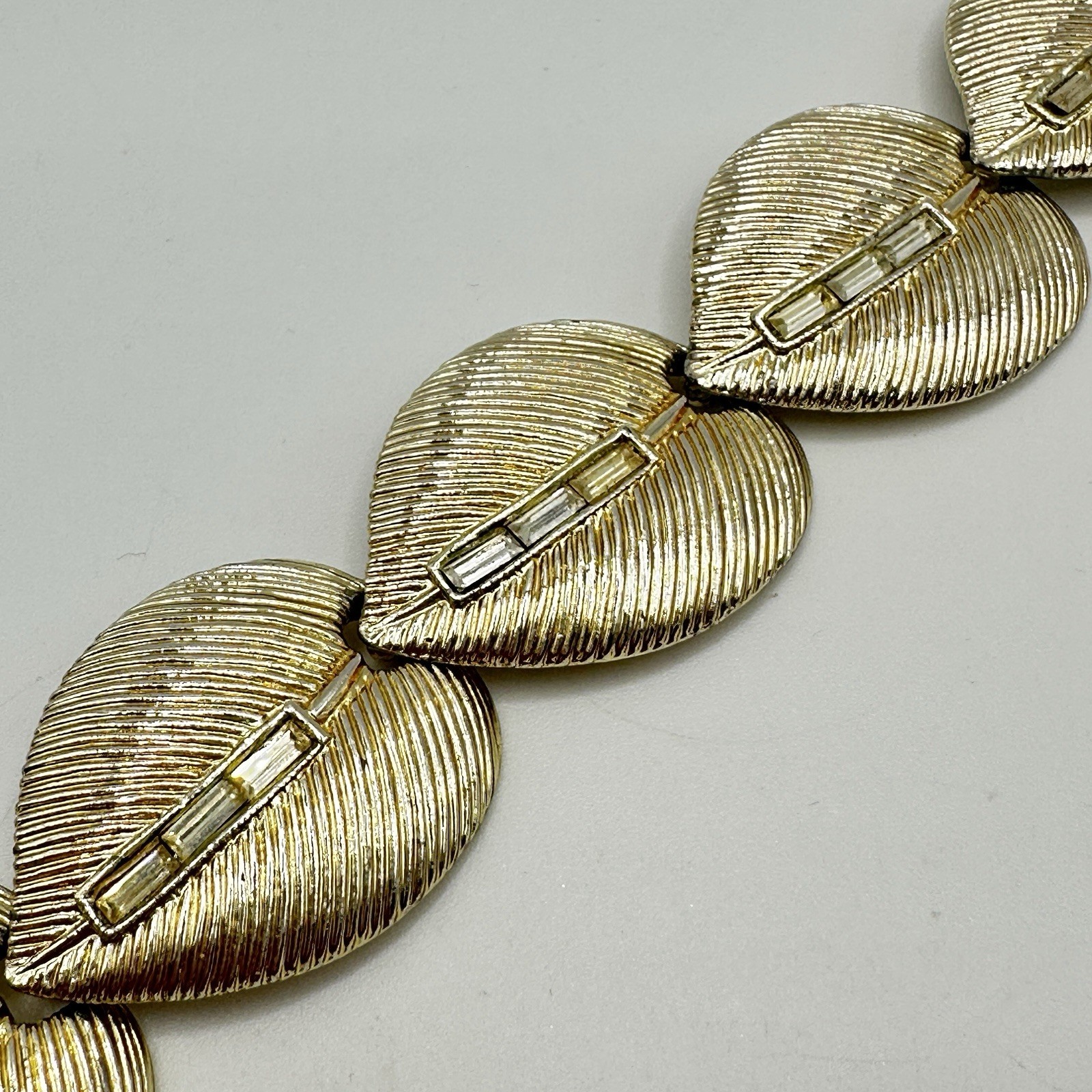 Vintage Gold Tone Leaf Link Bracelet Textured Leaves Fold Over Clasp Size 6.75