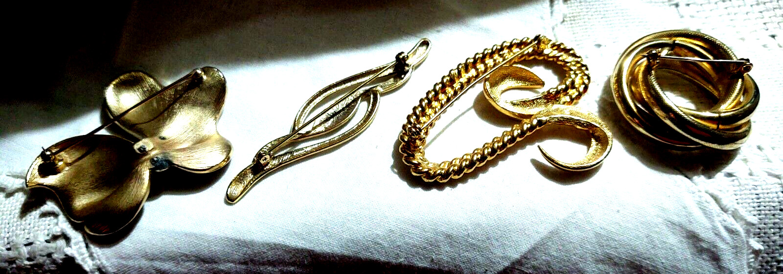 Lot of 4 Brooch Brooches VTG Gold Tone Metal Unmarked Swirls Bow Safety Clasps