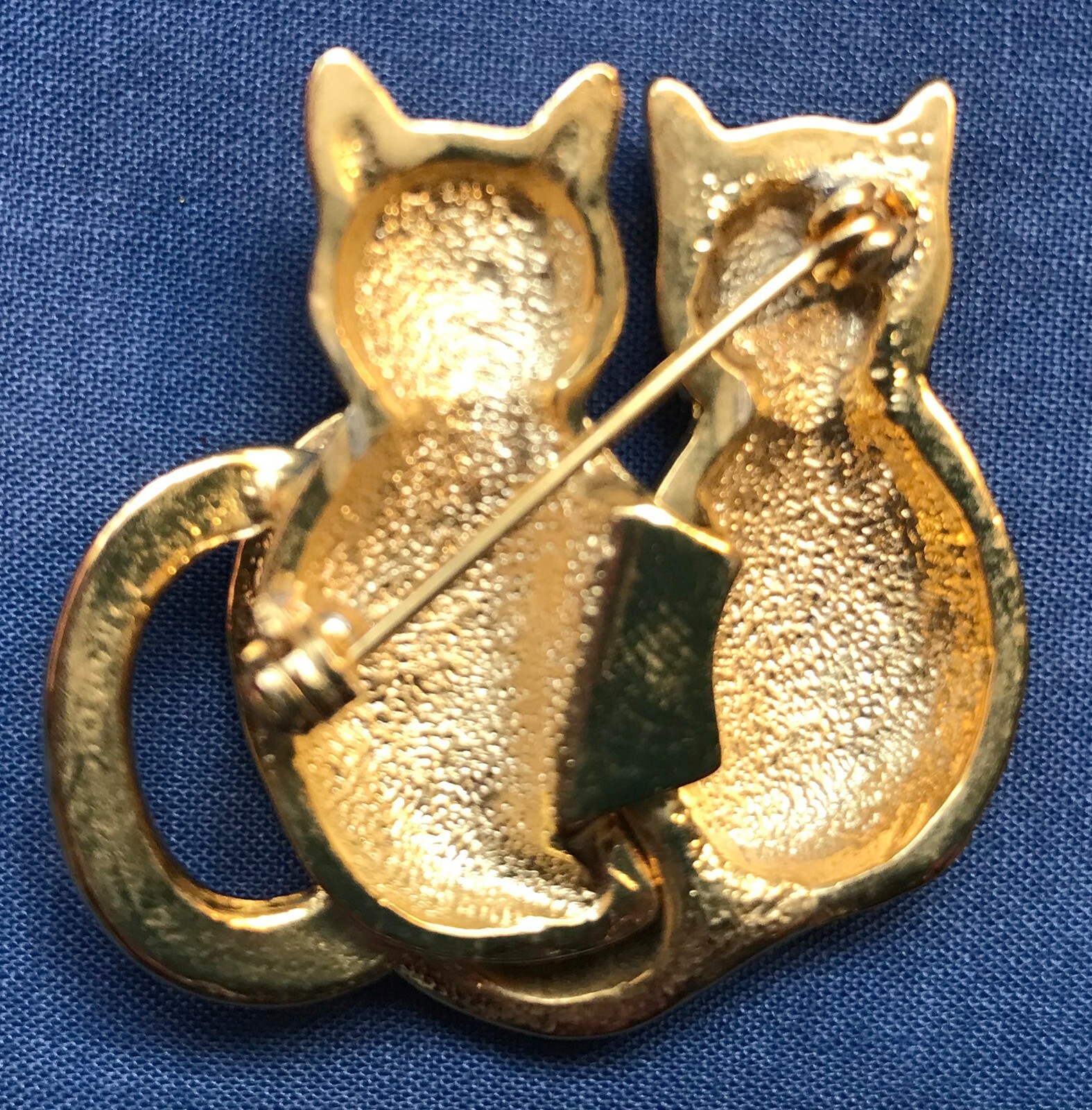 VINTAGE BROOCH PIN “2 CATS” (new old stock) White Stag