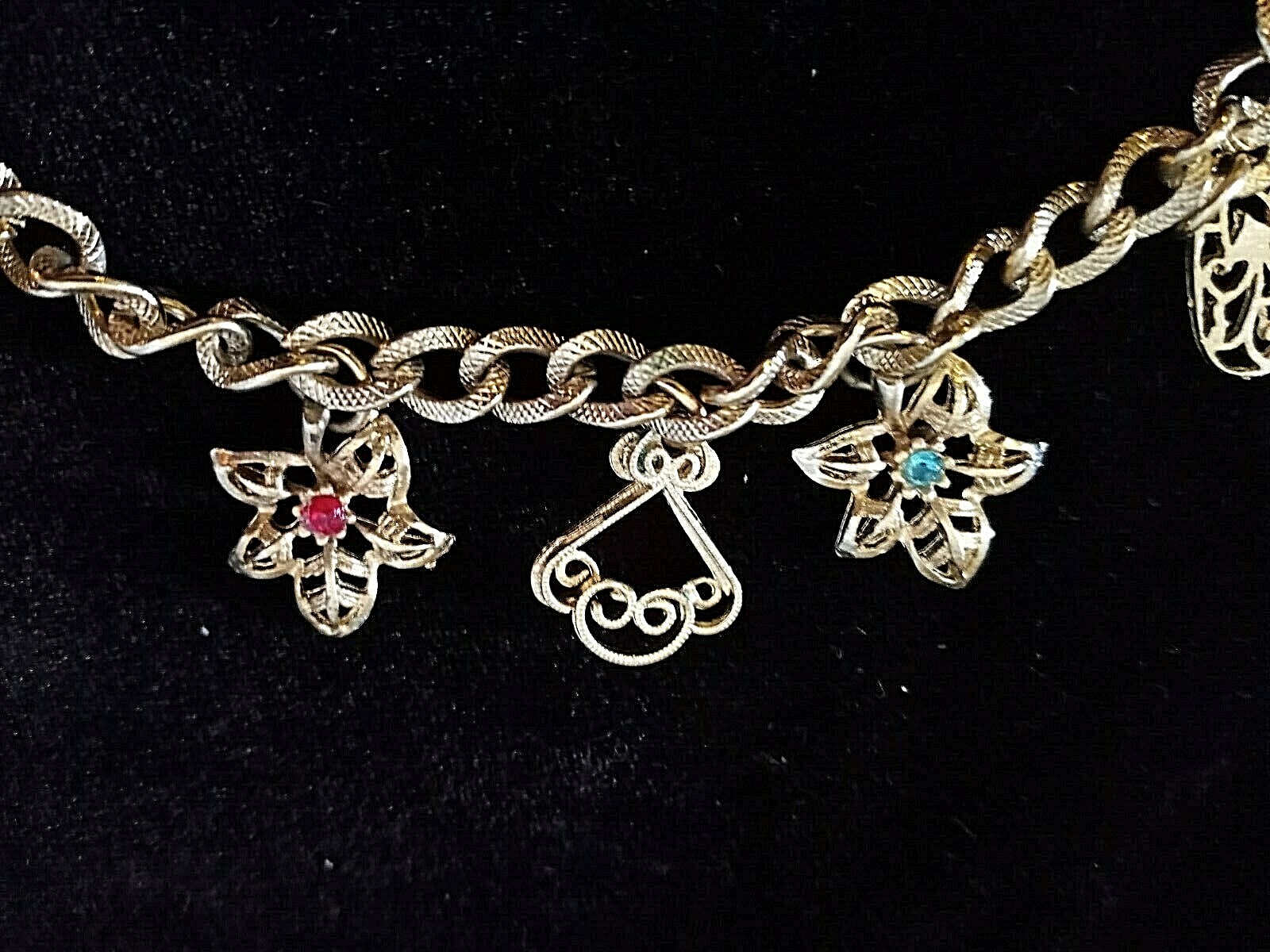 Vintage SILVER TONE SIZE 7″ Hearts and Flowers CHARM BRACELET