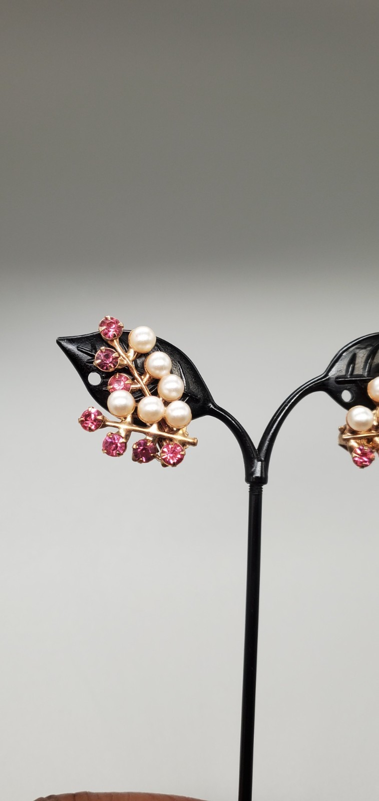 Vintage Pink stone and Faux Pearl Gold tone Huggie Earrings 1.25″ pl02