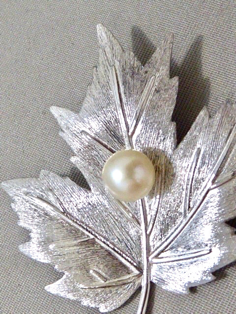 MIKIMOTO SIGNED VINTAGE BRIGHT CLEAN 6.5 MM CULTURED AKOYA PEARLS STERLING PIN