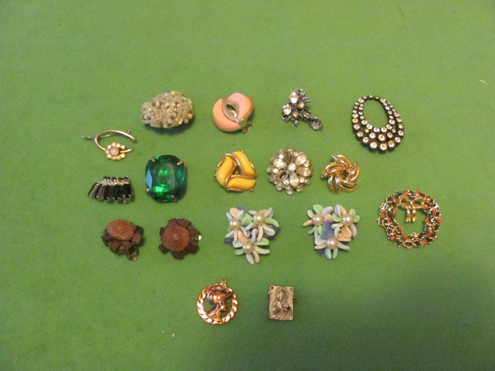 Lot of 15 brooches & 2 Pendants in different materials, colors, and styles.