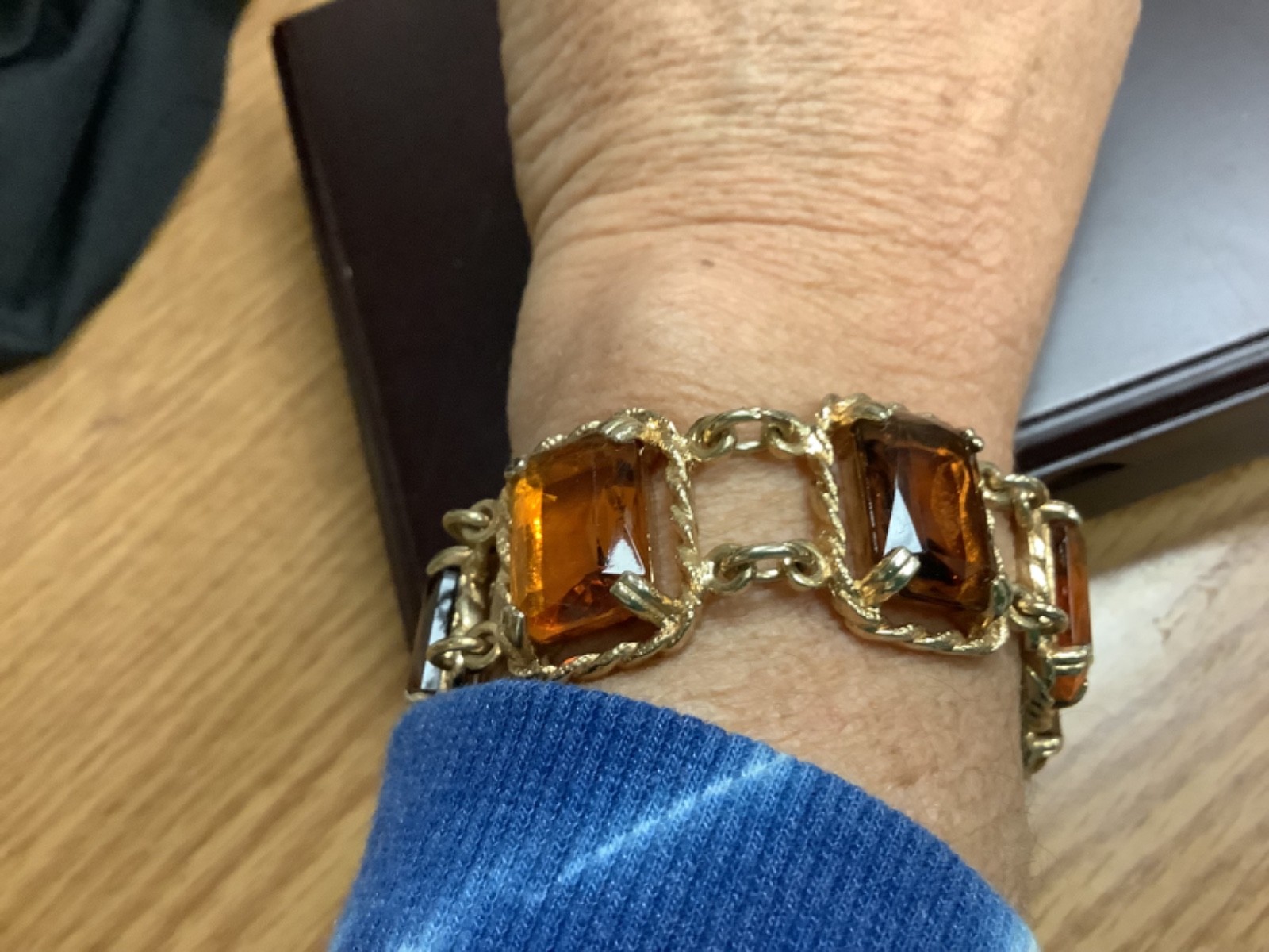 Vtg 1970 SARAH COVENTRY “Wild Honey” Gold Tone Amber Glass Color Bracelet