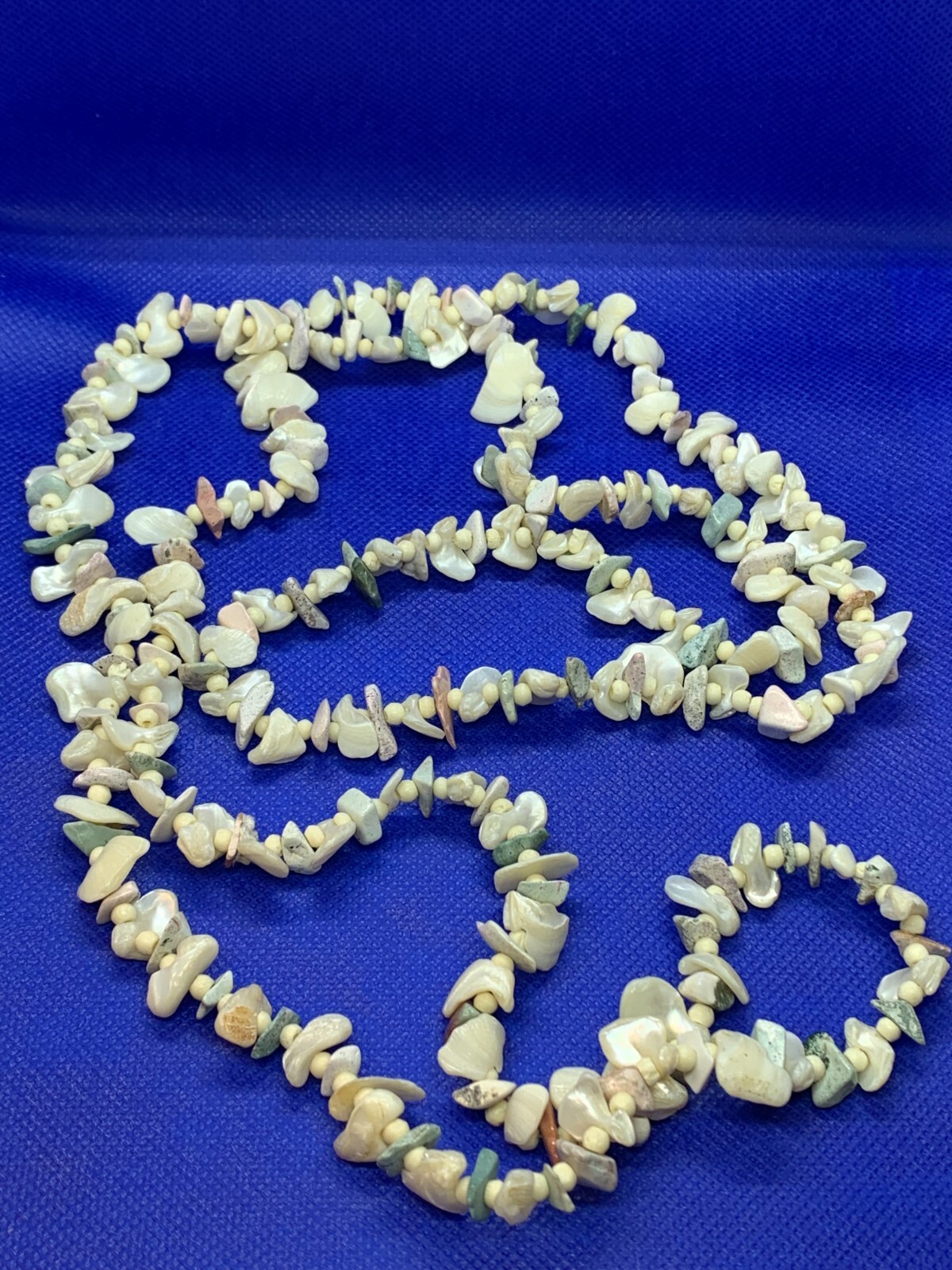 Vintage Women’s Mother-Of-Pearl Beaded Rock and Shell Strand Necklace