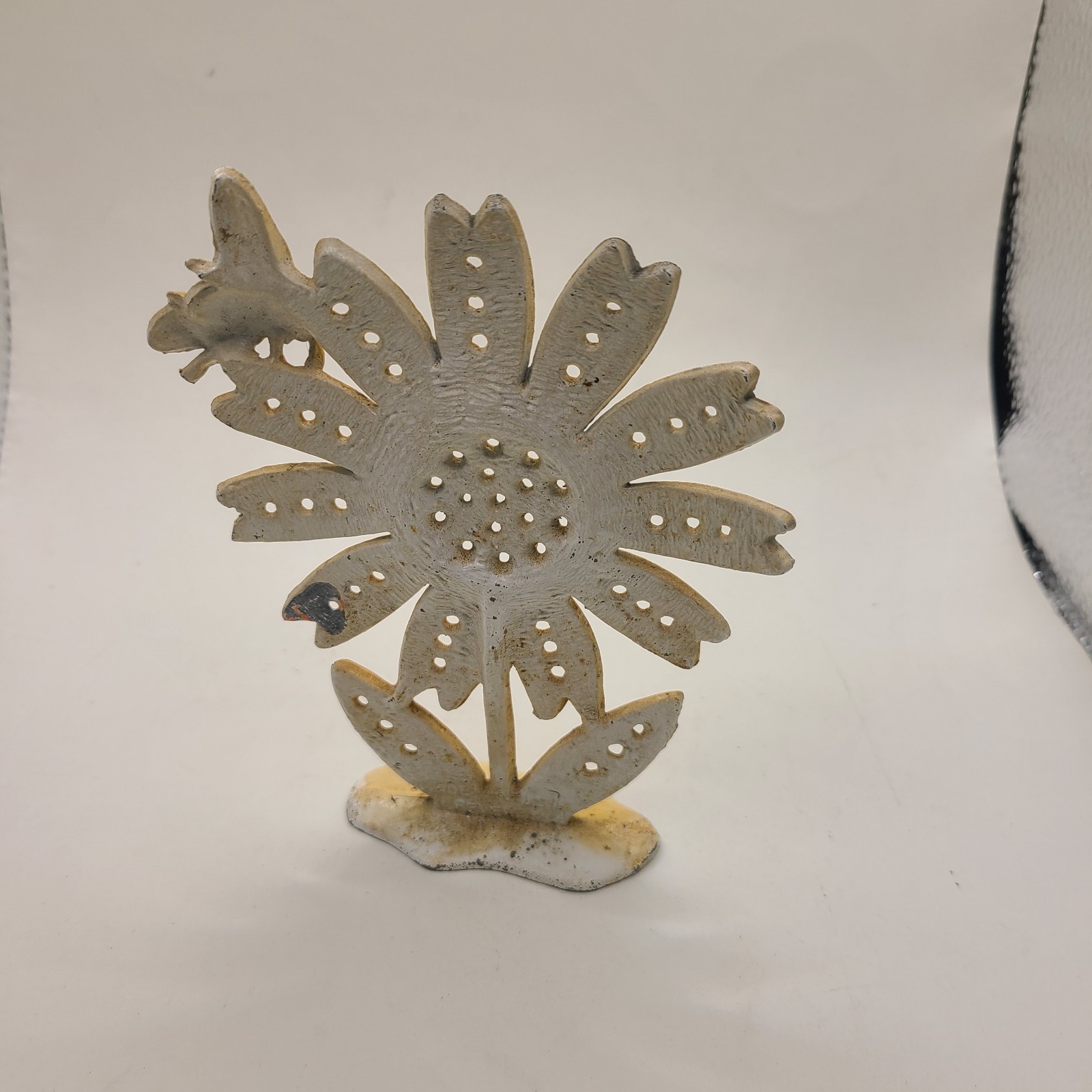 Earing tree yellow daisy with a bee. Revere. Vintage.